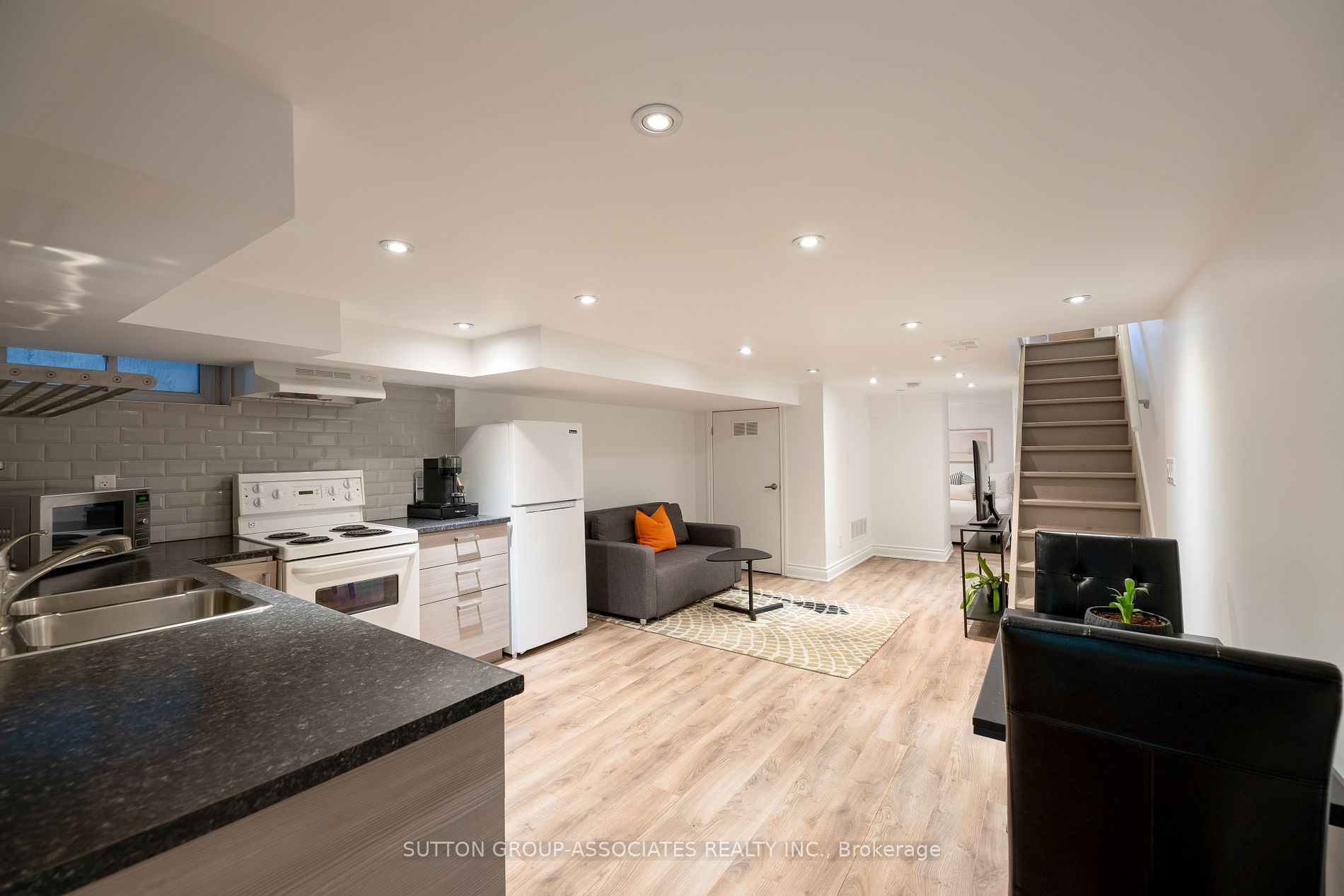 142 Earlscourt Ave