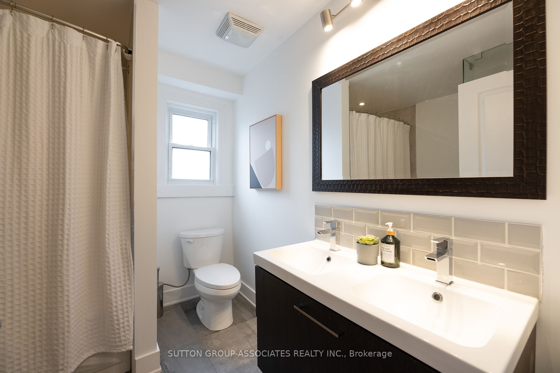 142 Earlscourt Ave