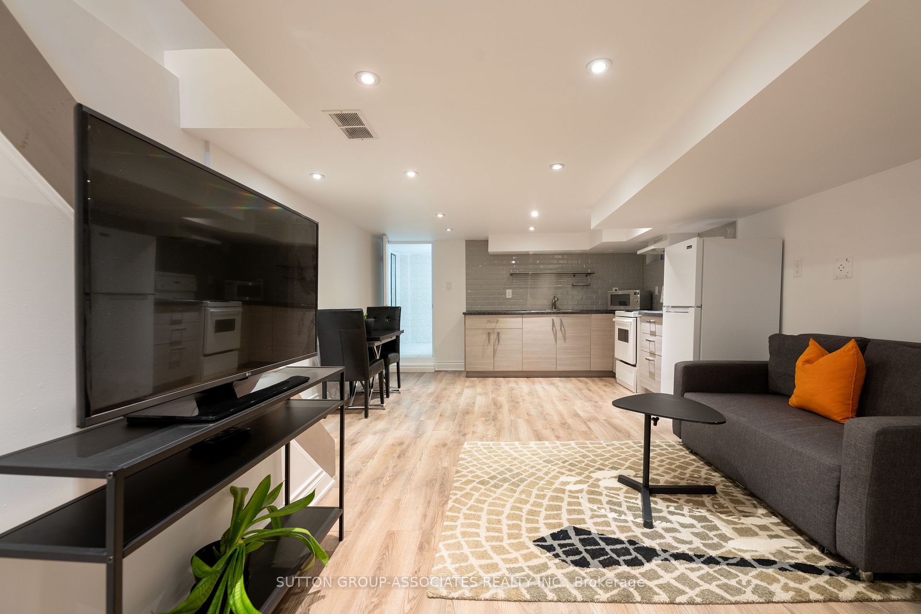 142 Earlscourt Ave