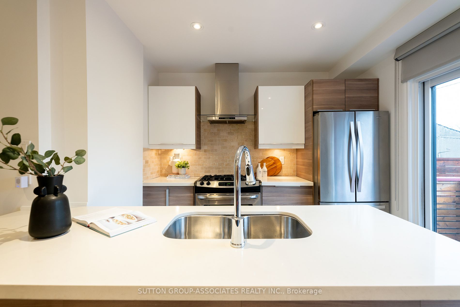 142 Earlscourt Ave