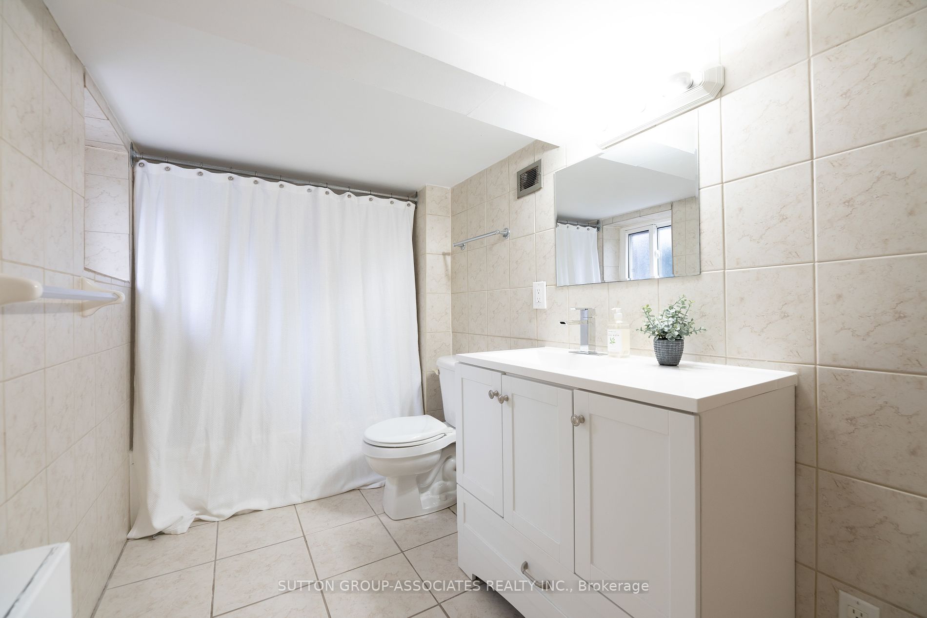 142 Earlscourt Ave