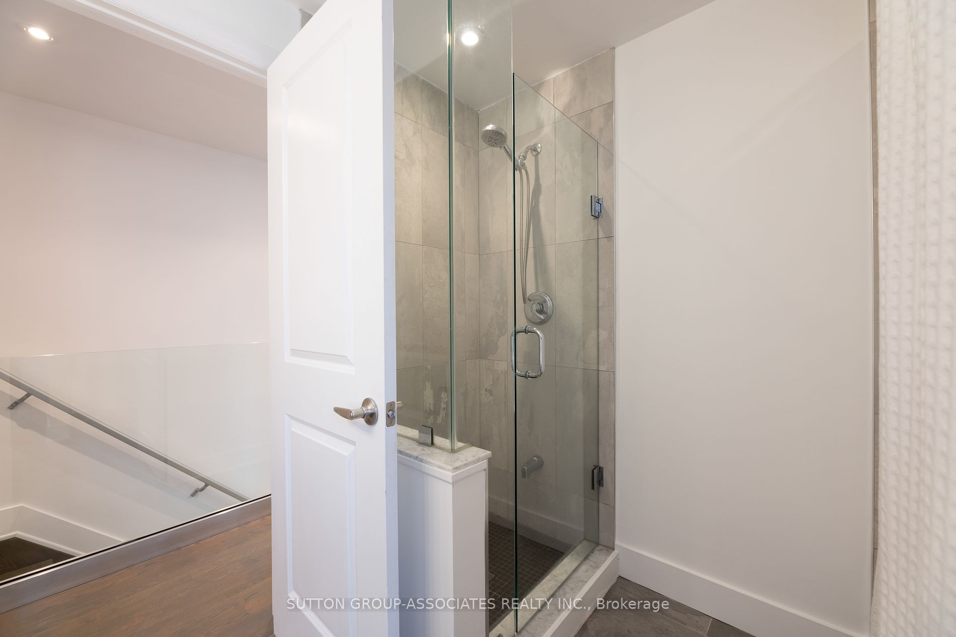 142 Earlscourt Ave