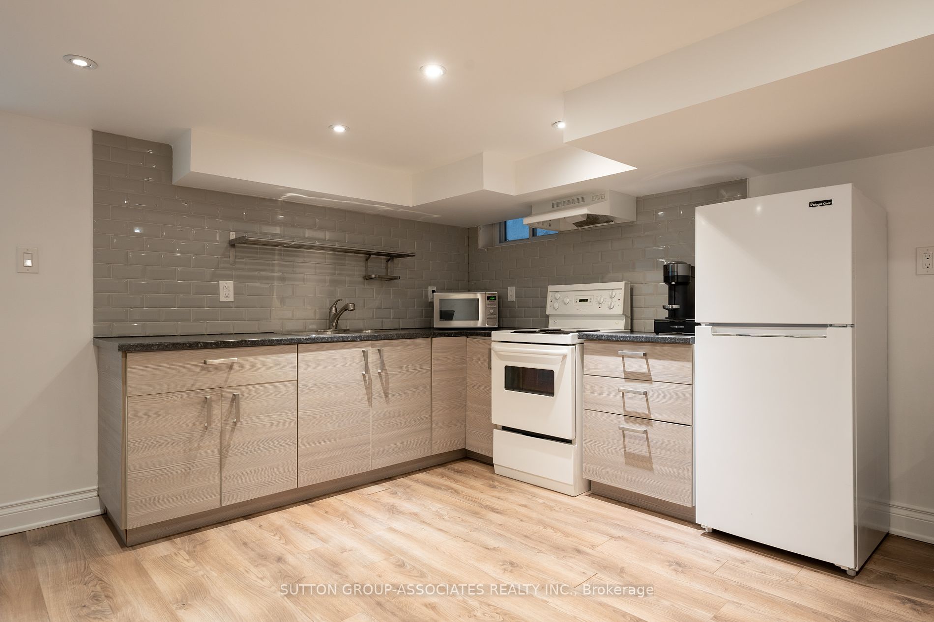 142 Earlscourt Ave