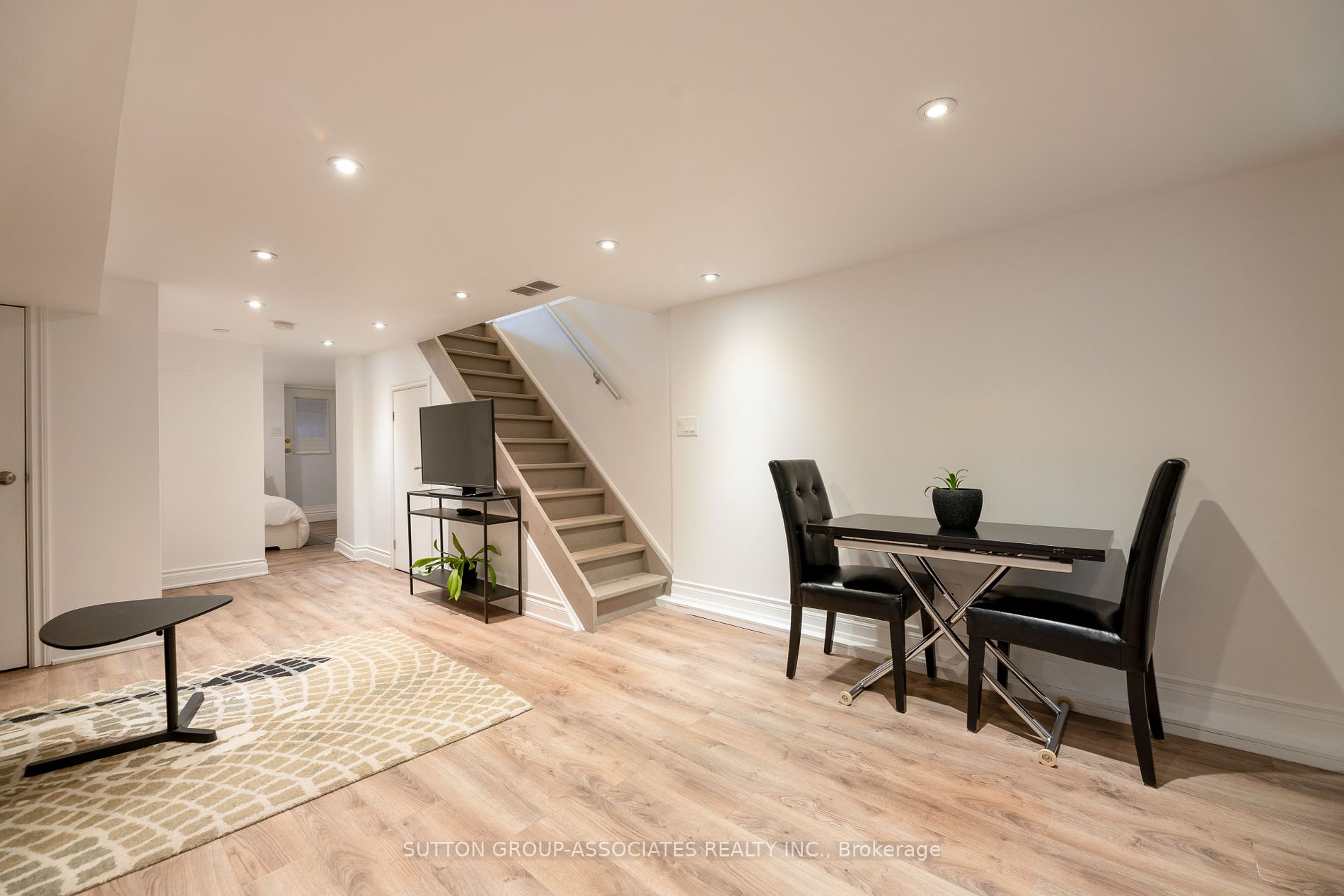 142 Earlscourt Ave
