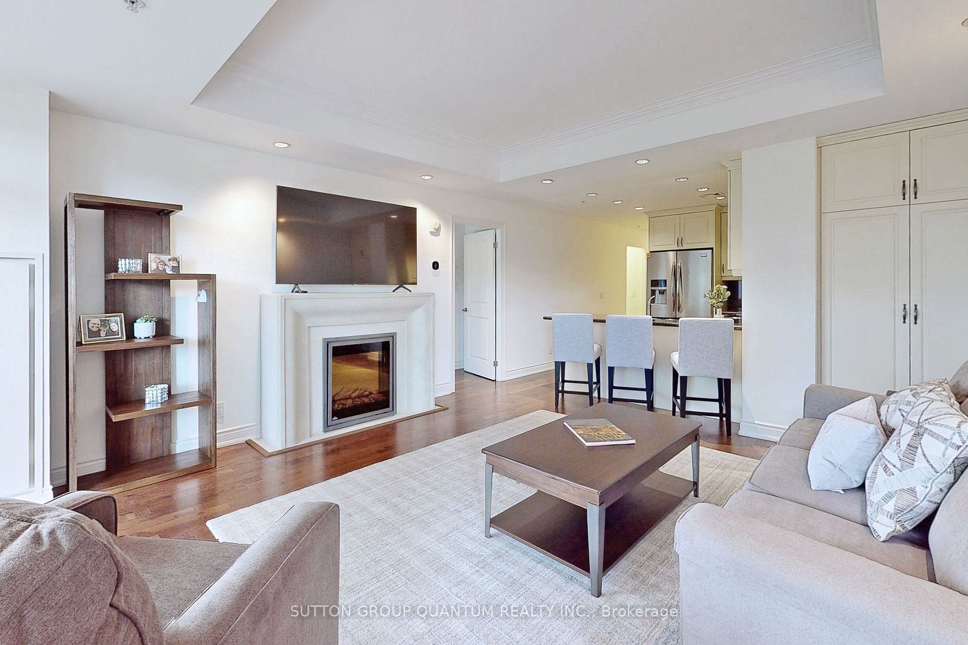 205 Lakeshore Rd W, #304