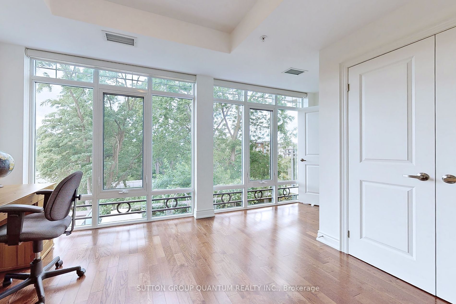 205 Lakeshore Rd W, #304