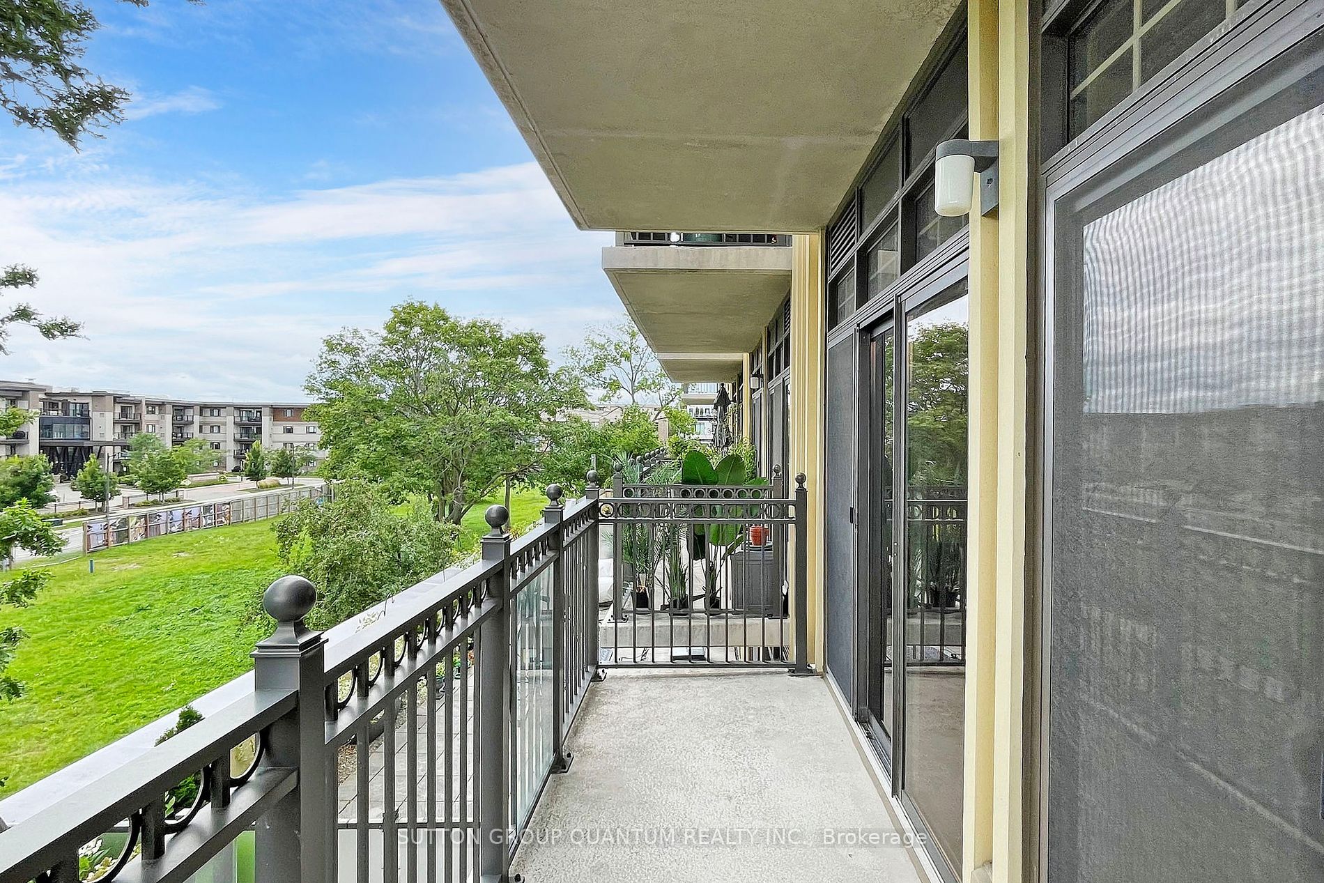205 Lakeshore Rd W, #304