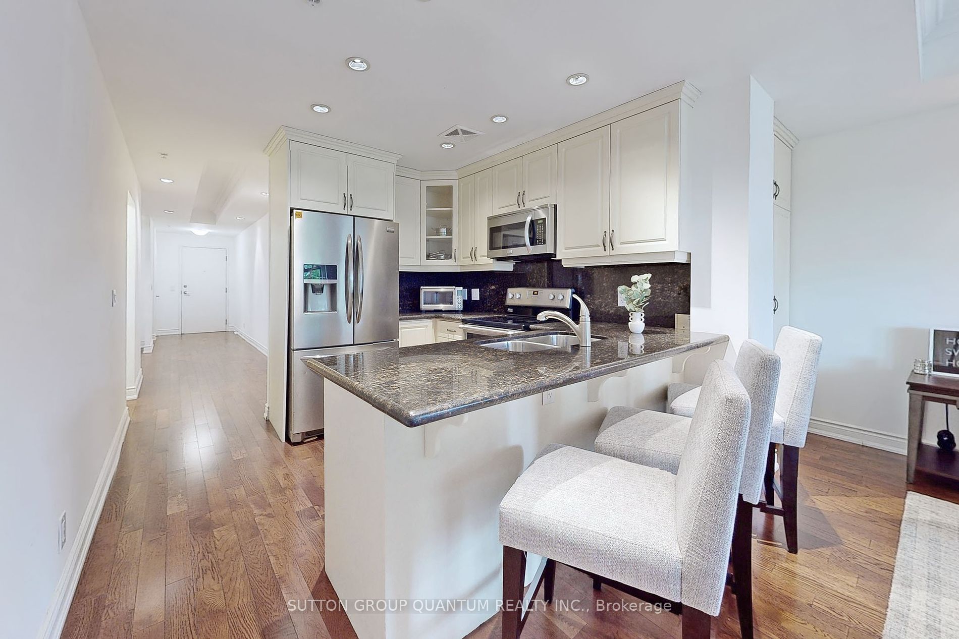 205 Lakeshore Rd W, #304