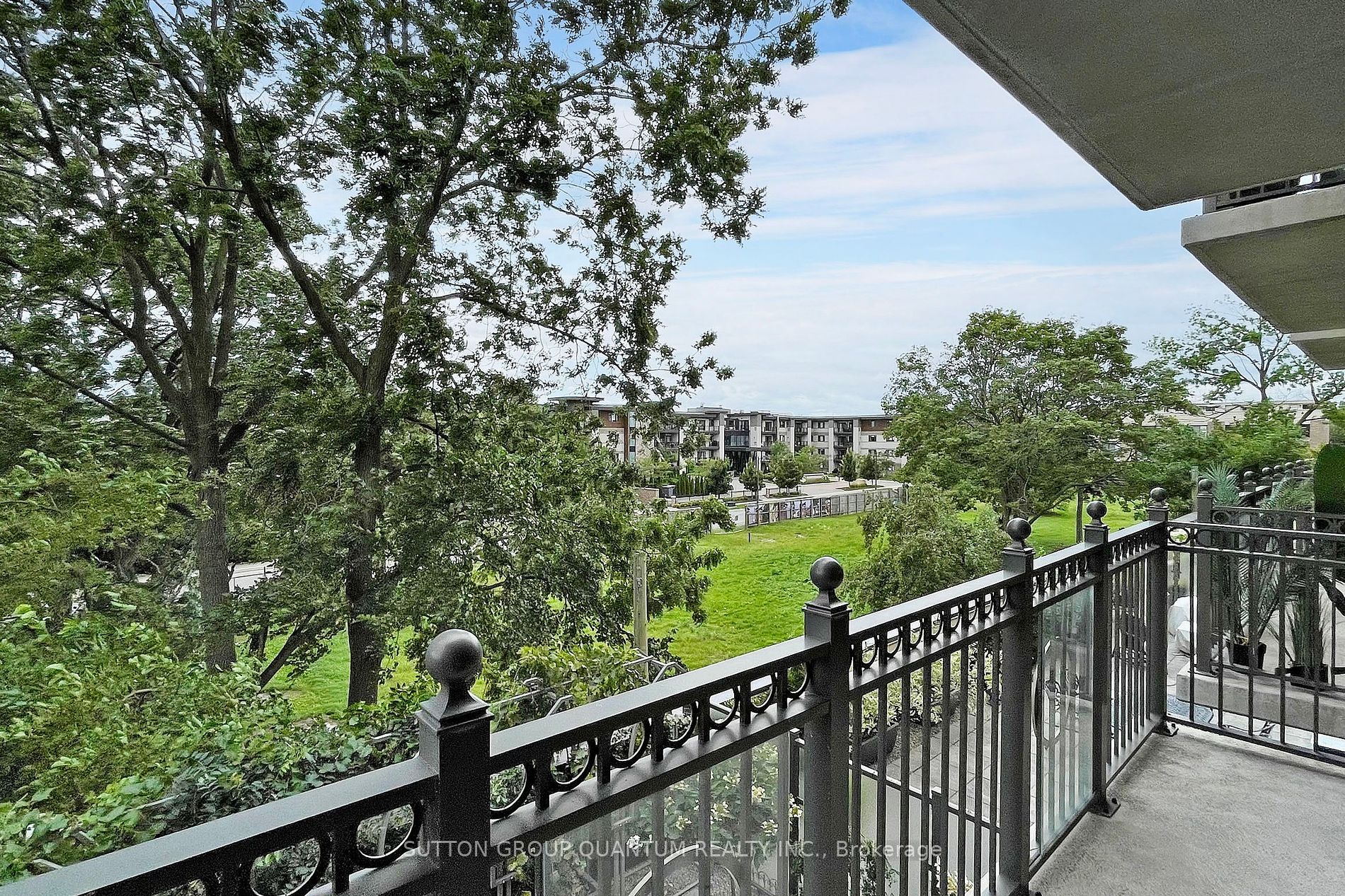 205 Lakeshore Rd W, #304