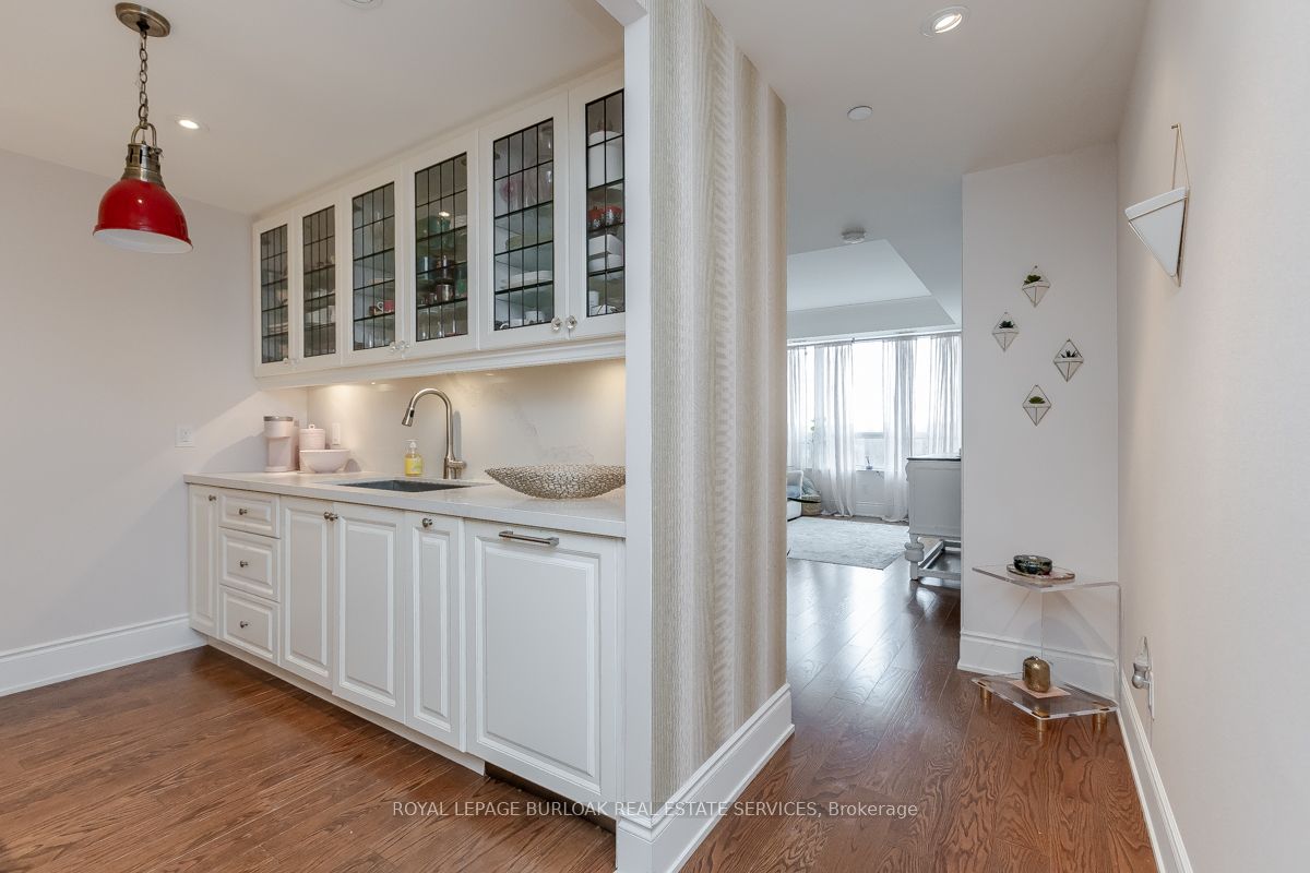 3500 Lakeshore Road W #711