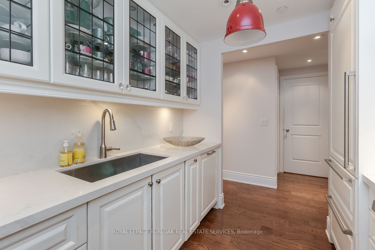 3500 Lakeshore Road W #711