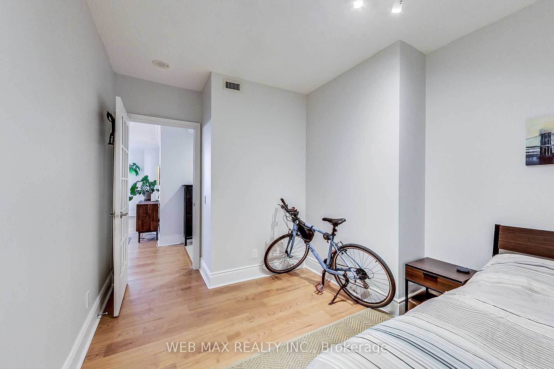 5233 Dundas St W, #2318