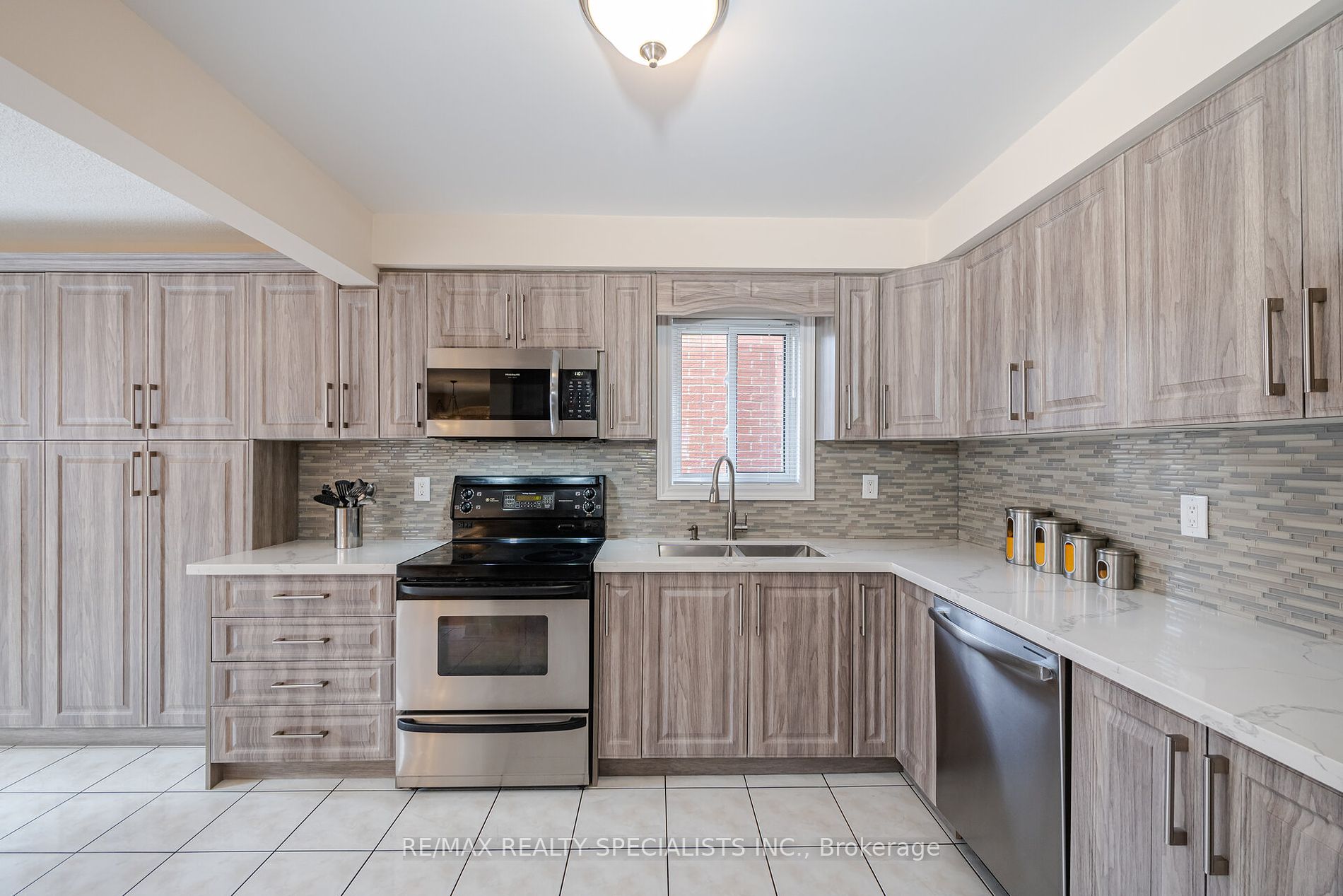 82 Fallstar Cres