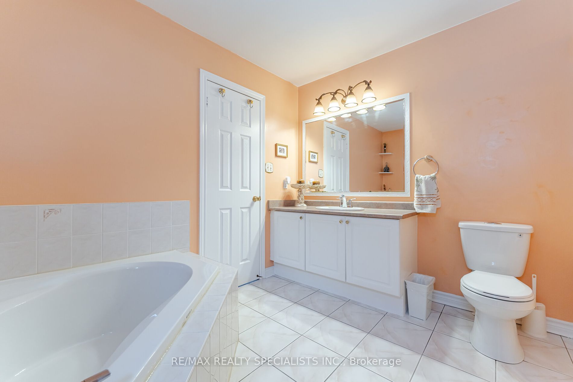 82 Fallstar Cres