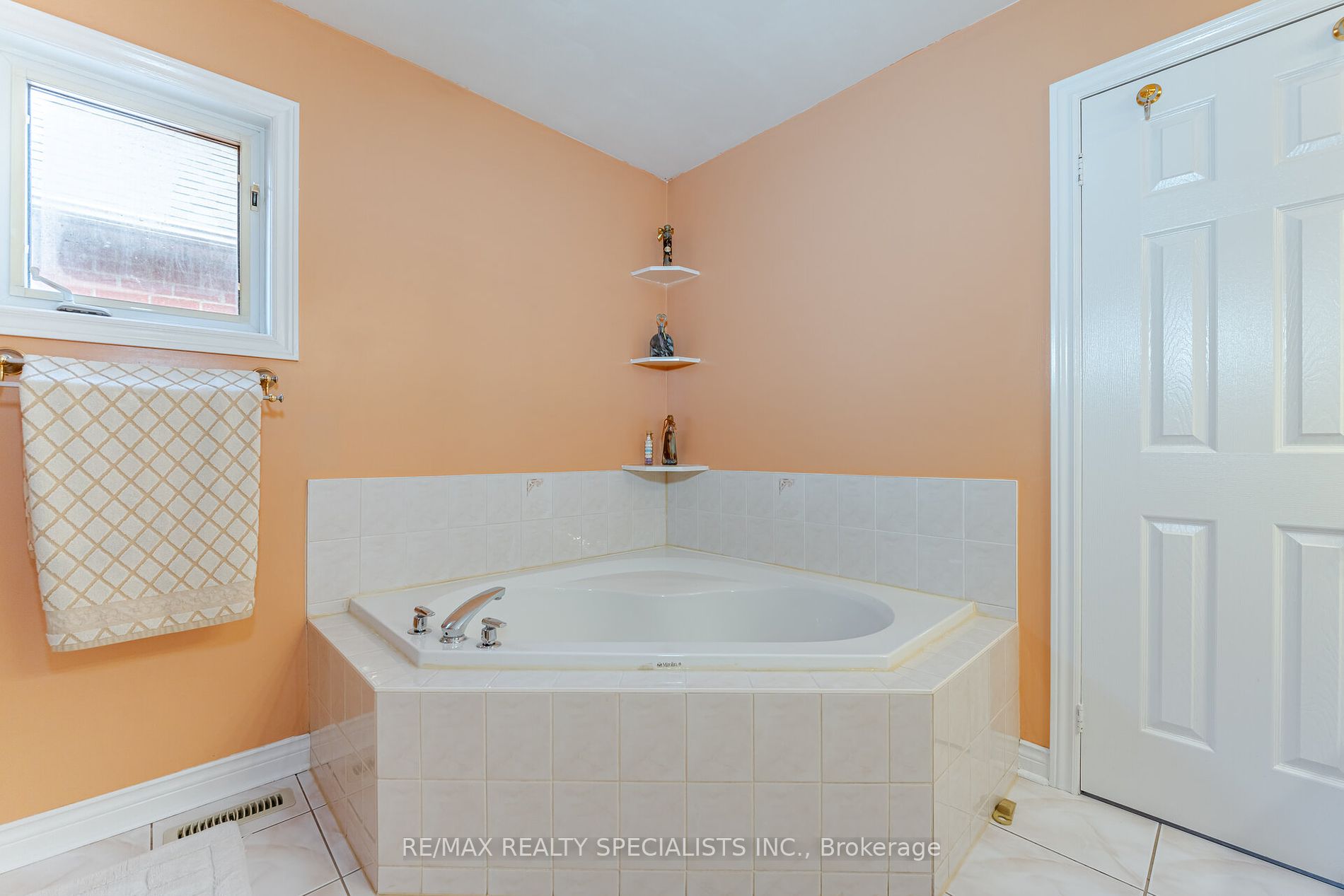 82 Fallstar Cres