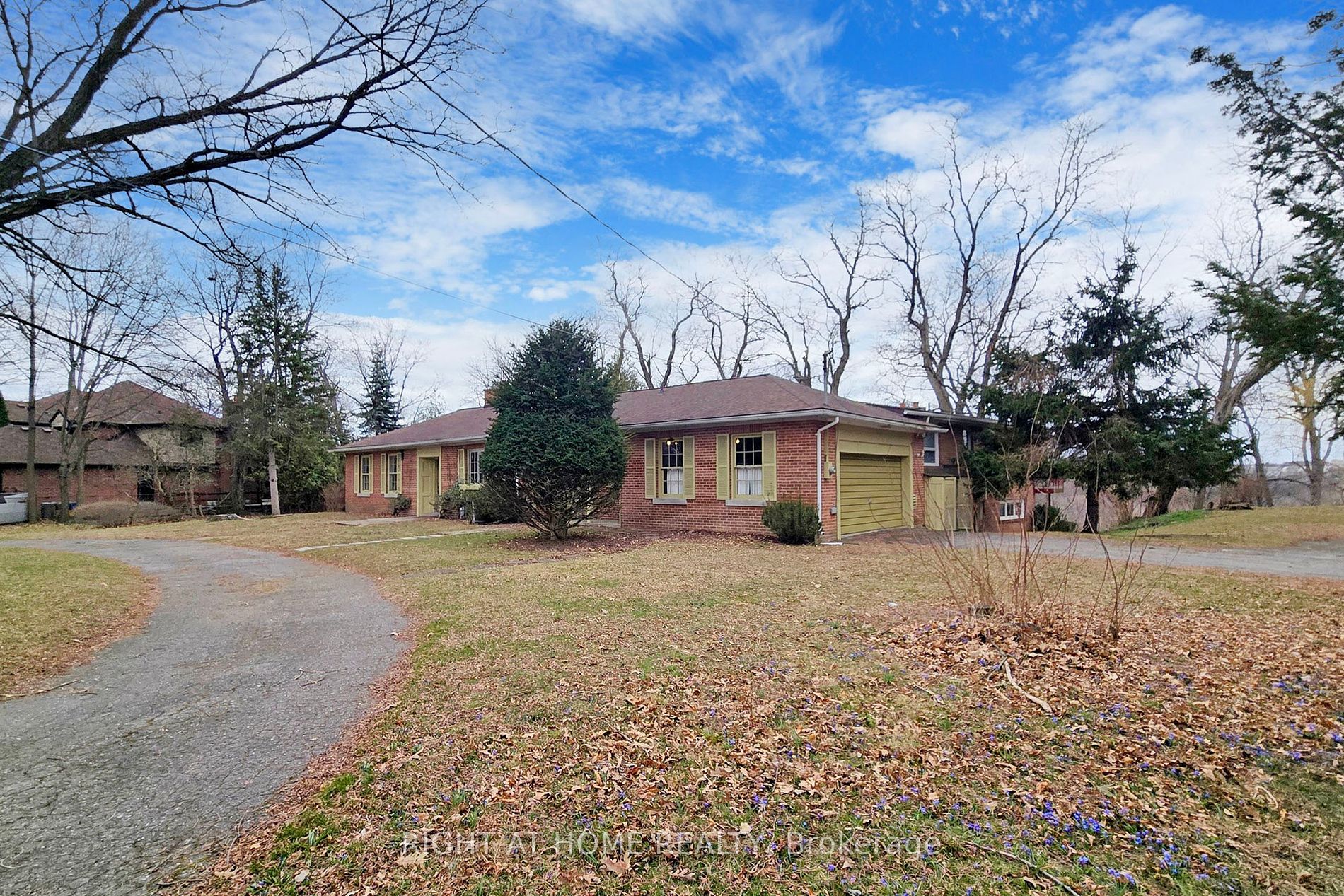 1427 Dundas Crescent