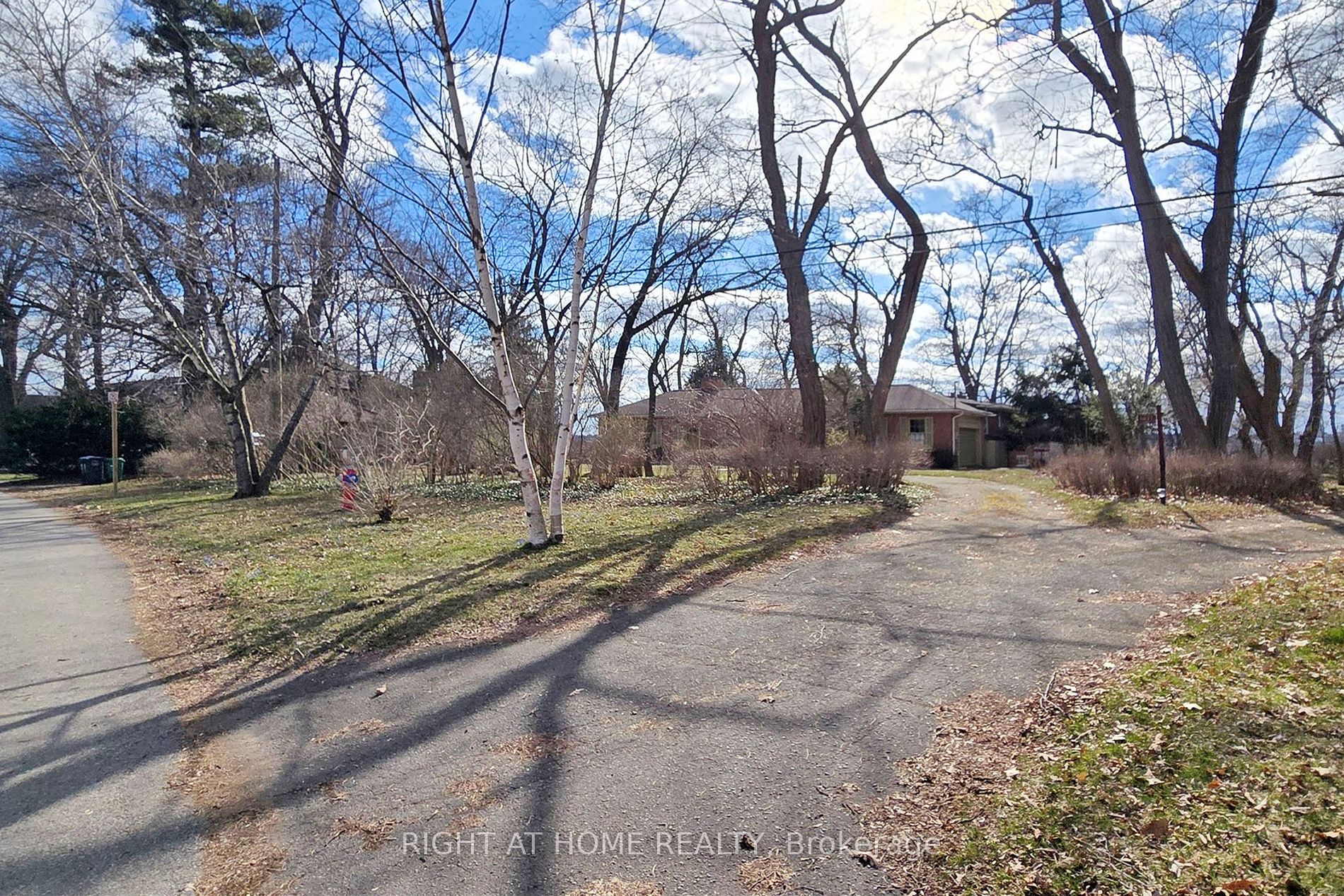 1427 Dundas Crescent