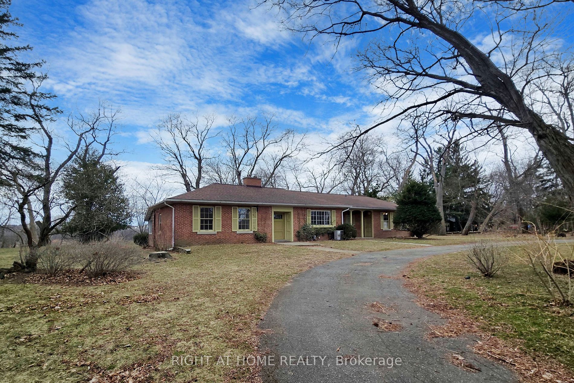 1427 Dundas Crescent
