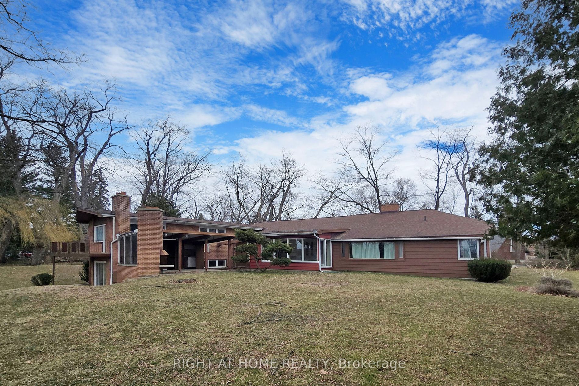 1427 Dundas Crescent