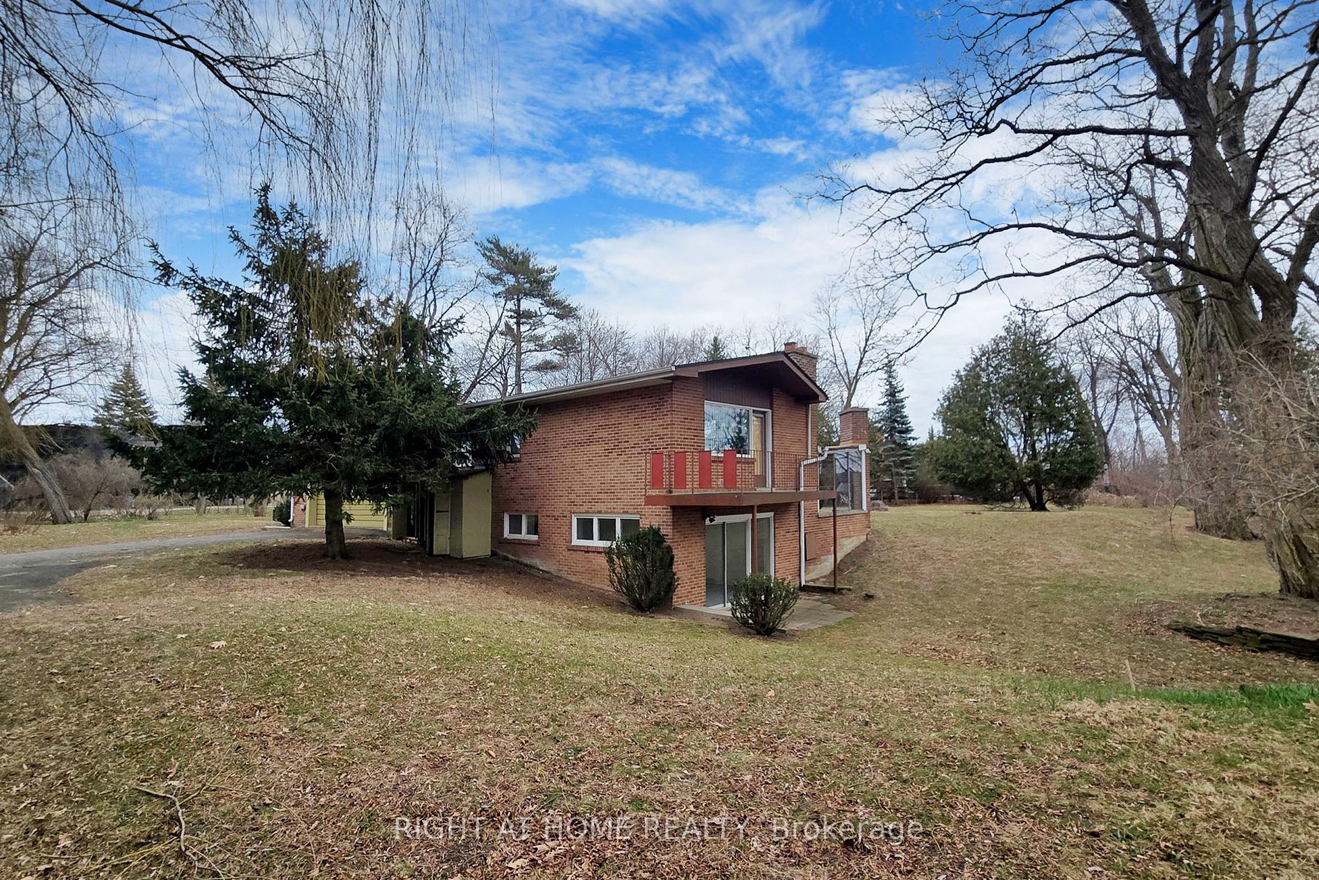 1427 Dundas Crescent