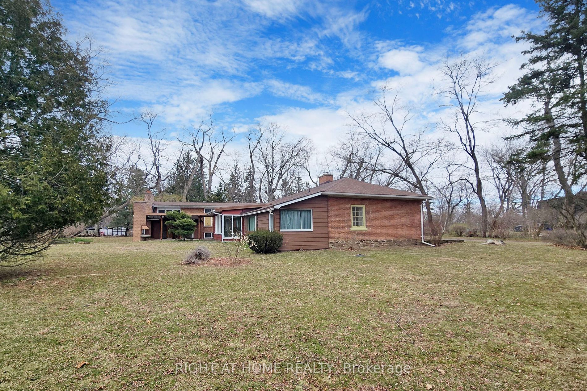 1427 Dundas Crescent