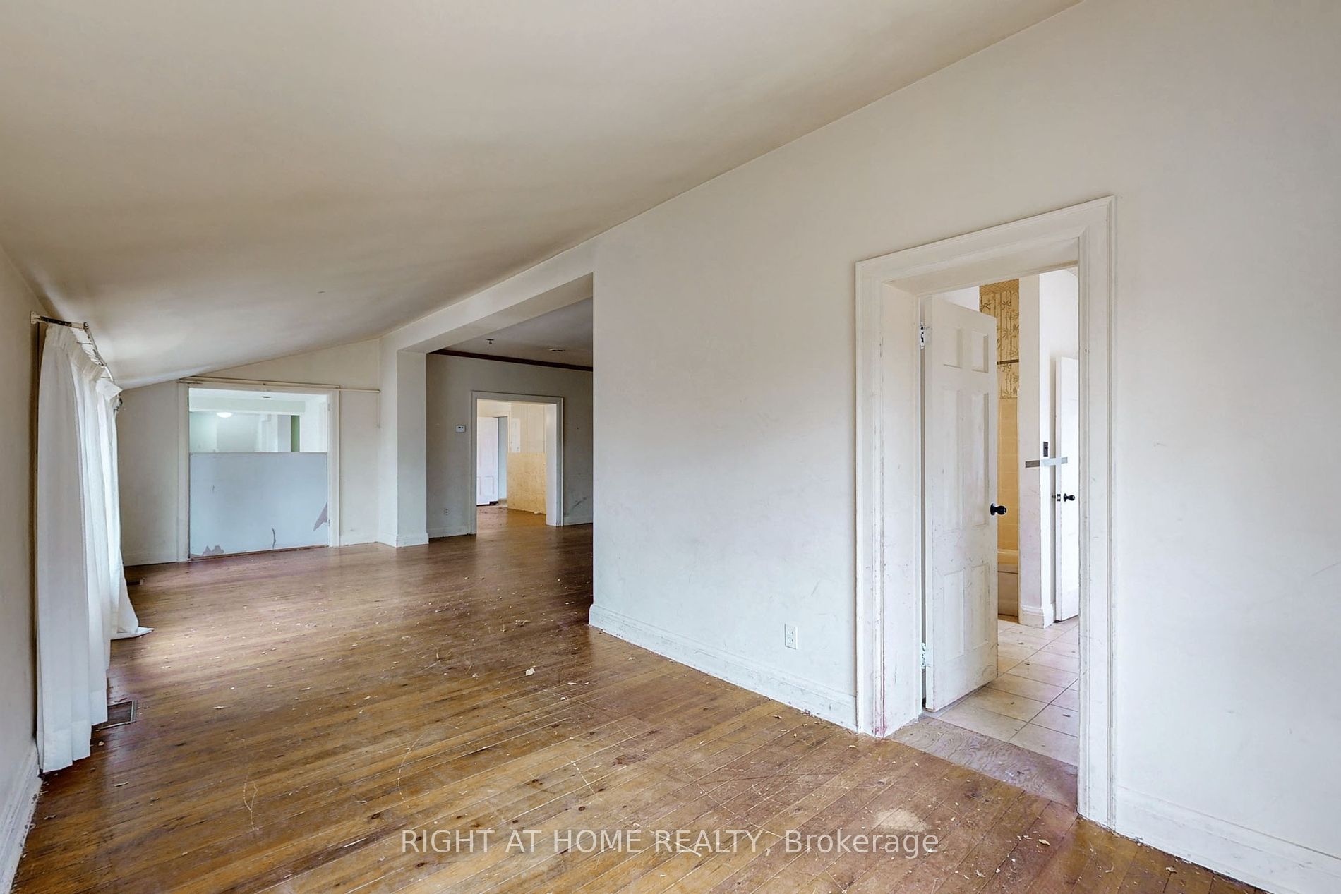 1427 Dundas Crescent