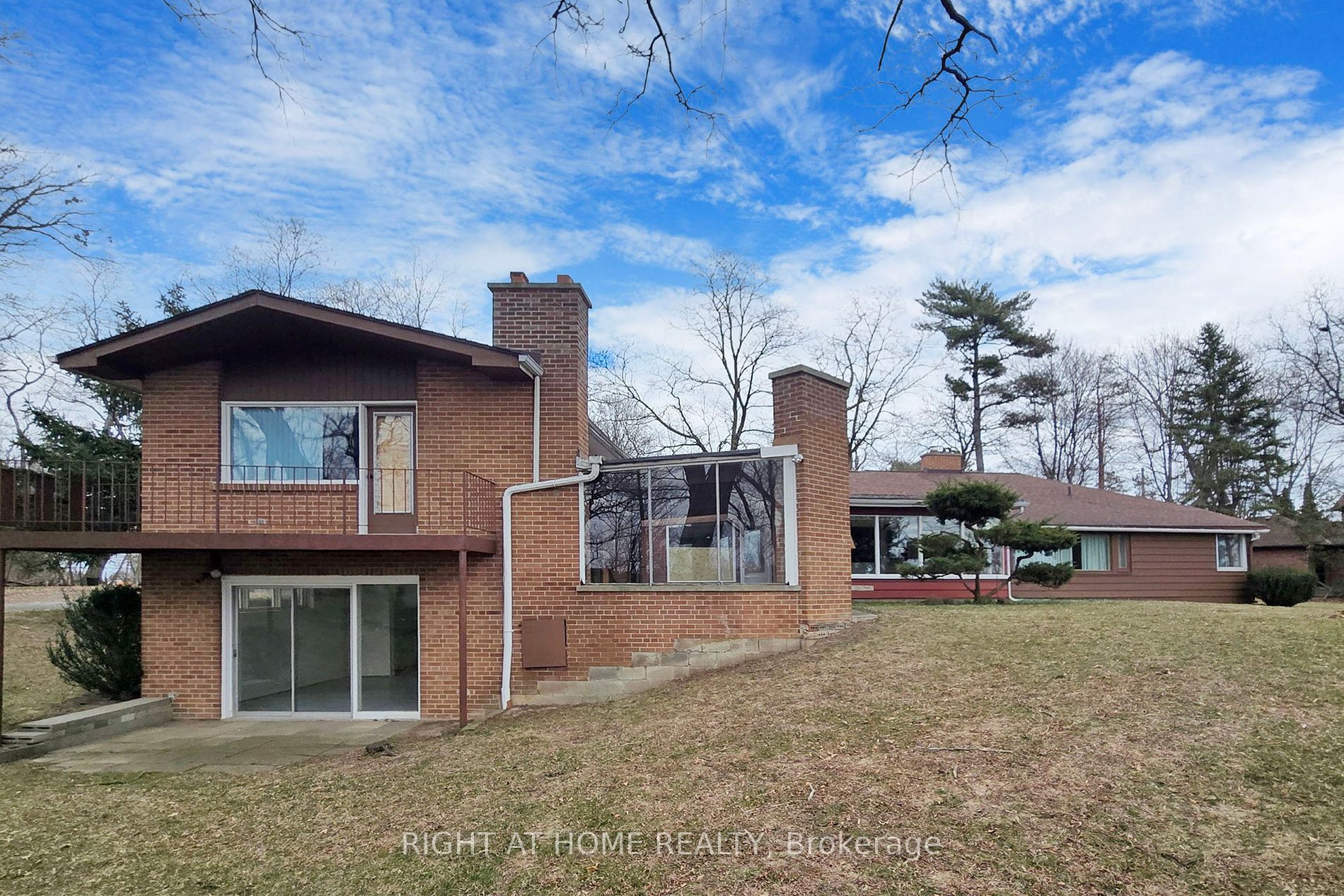 1427 Dundas Crescent