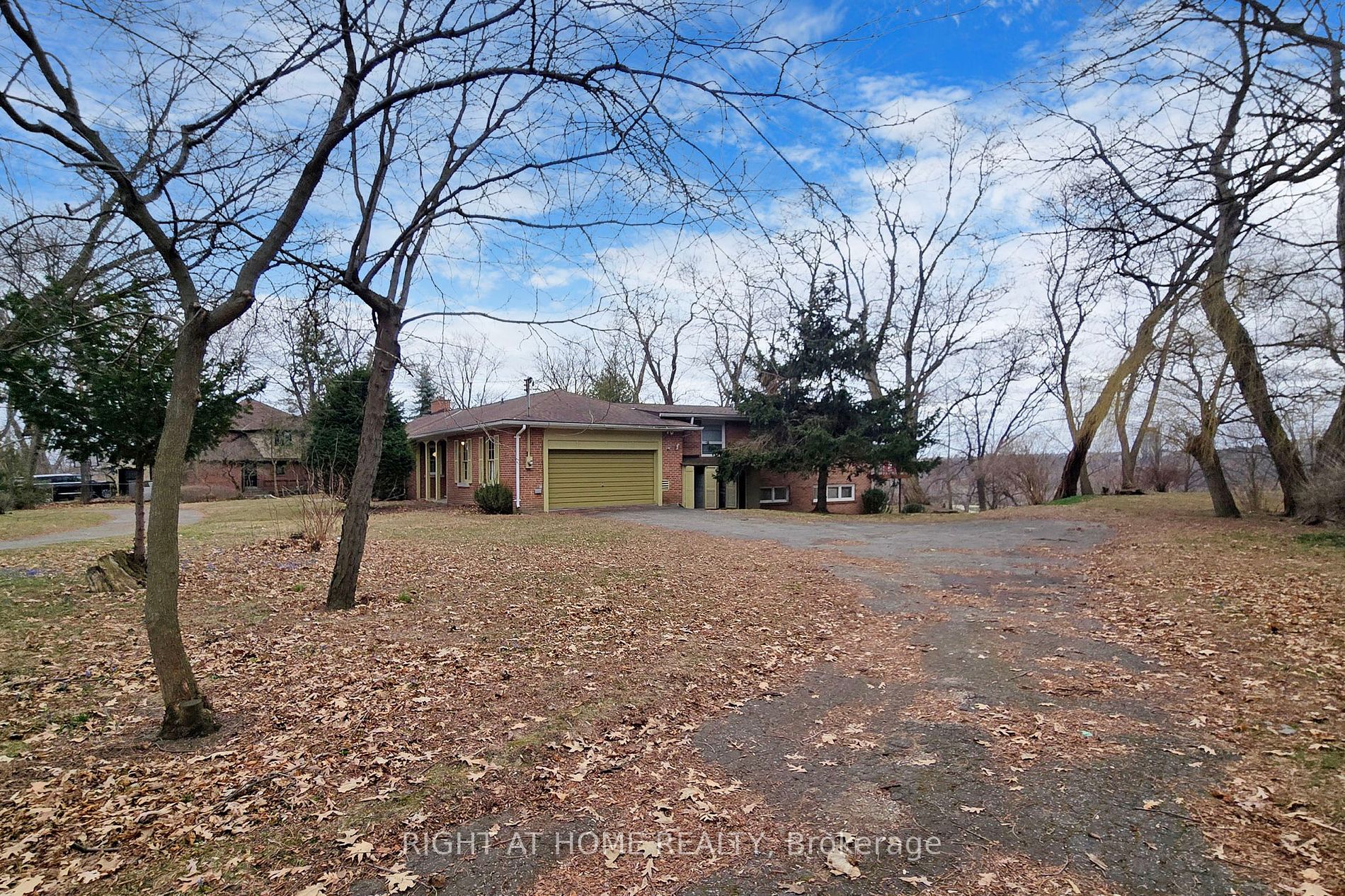 1427 Dundas Crescent