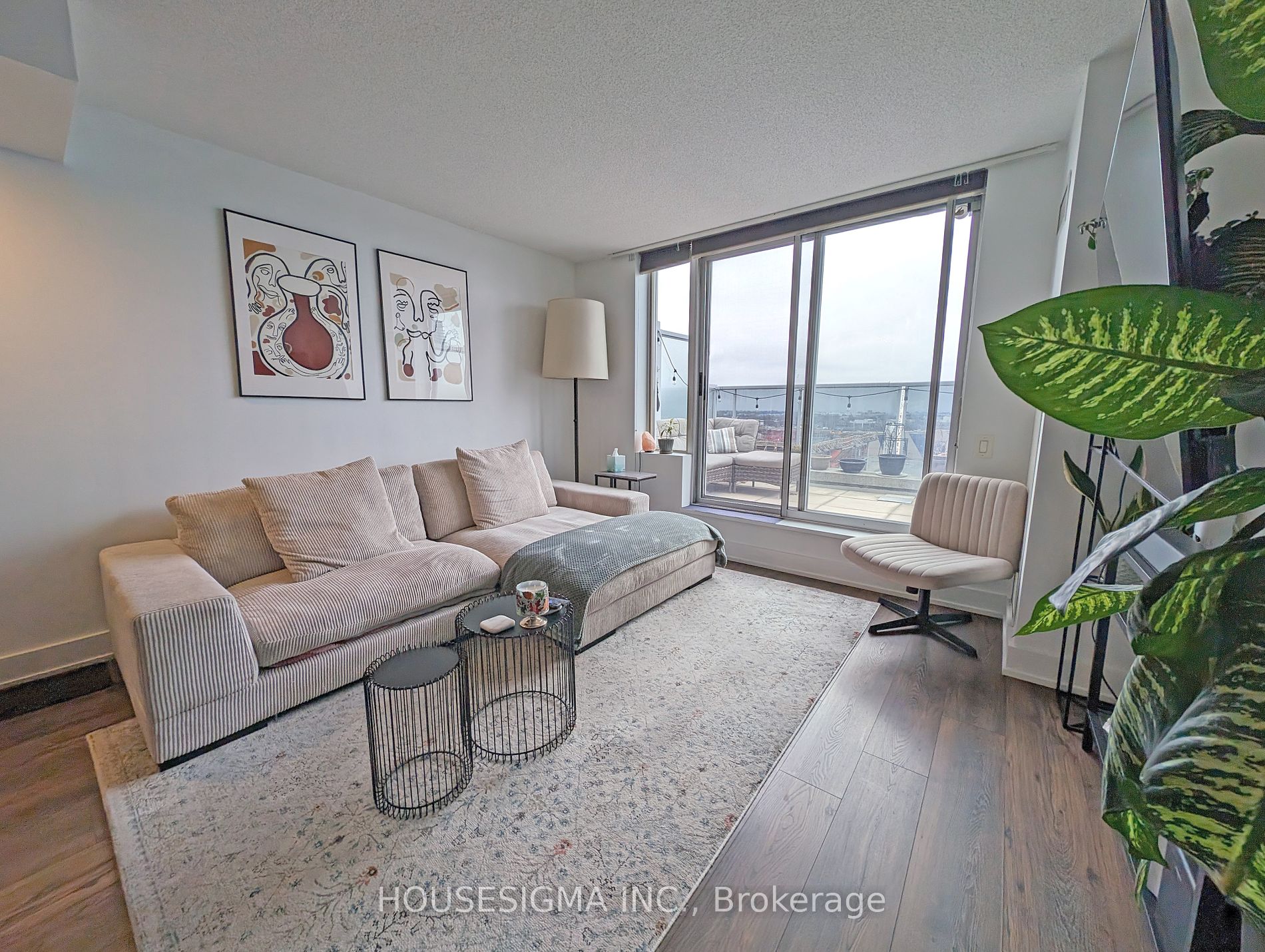 1040 The Queensway #917