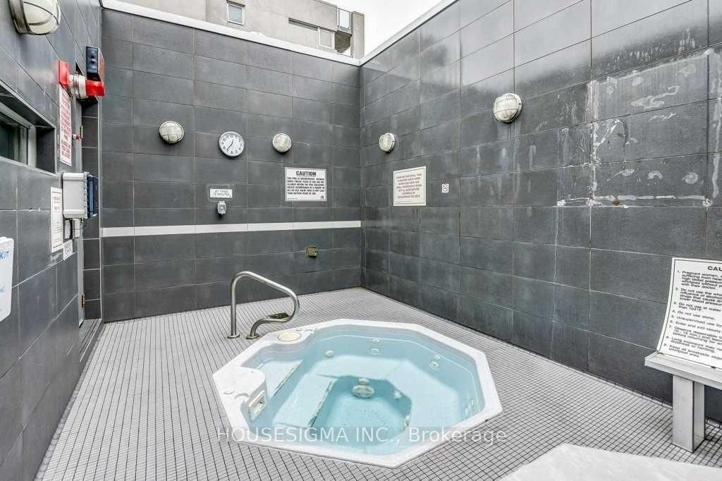 1040 The Queensway #917