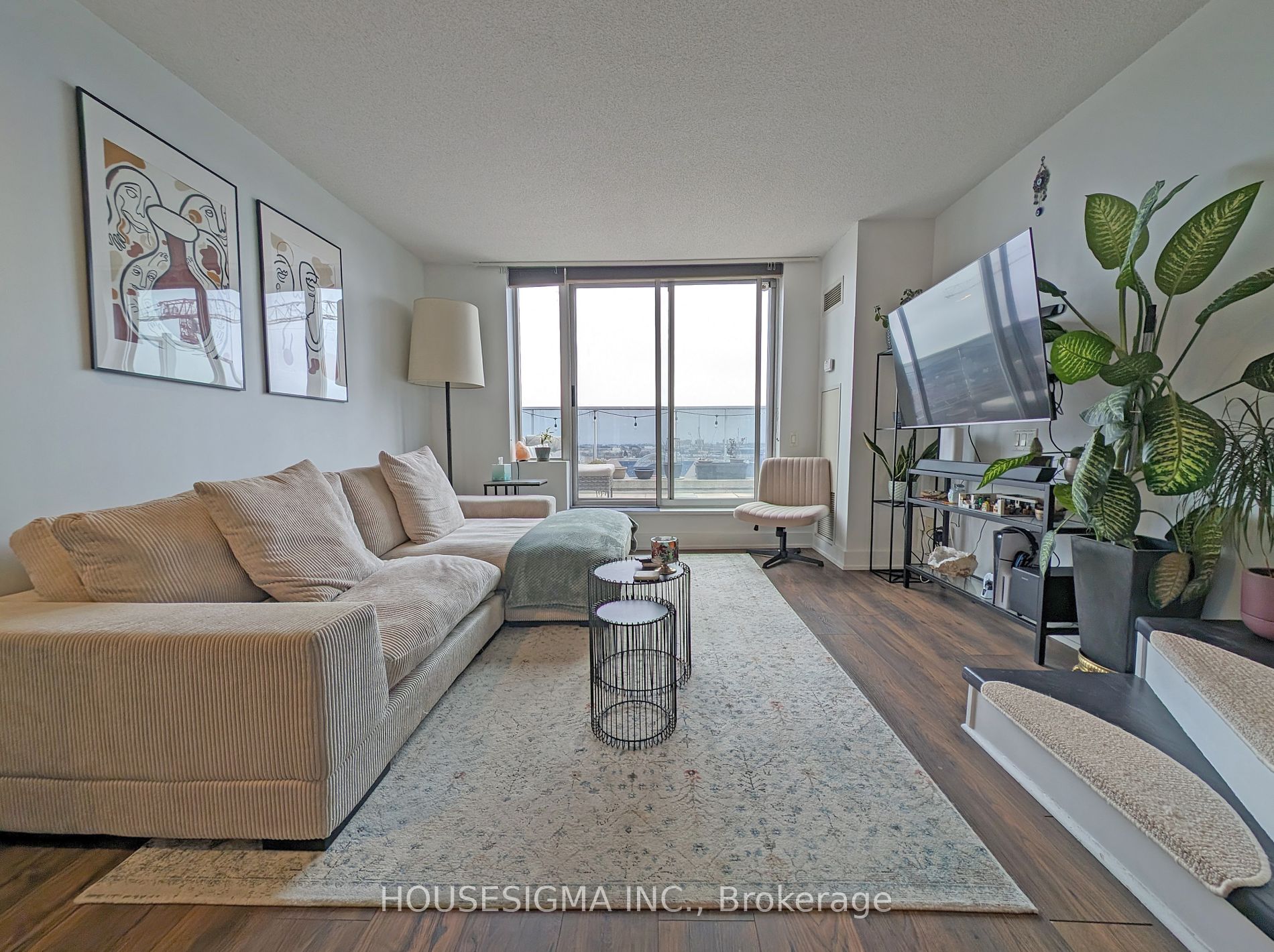 1040 The Queensway #917