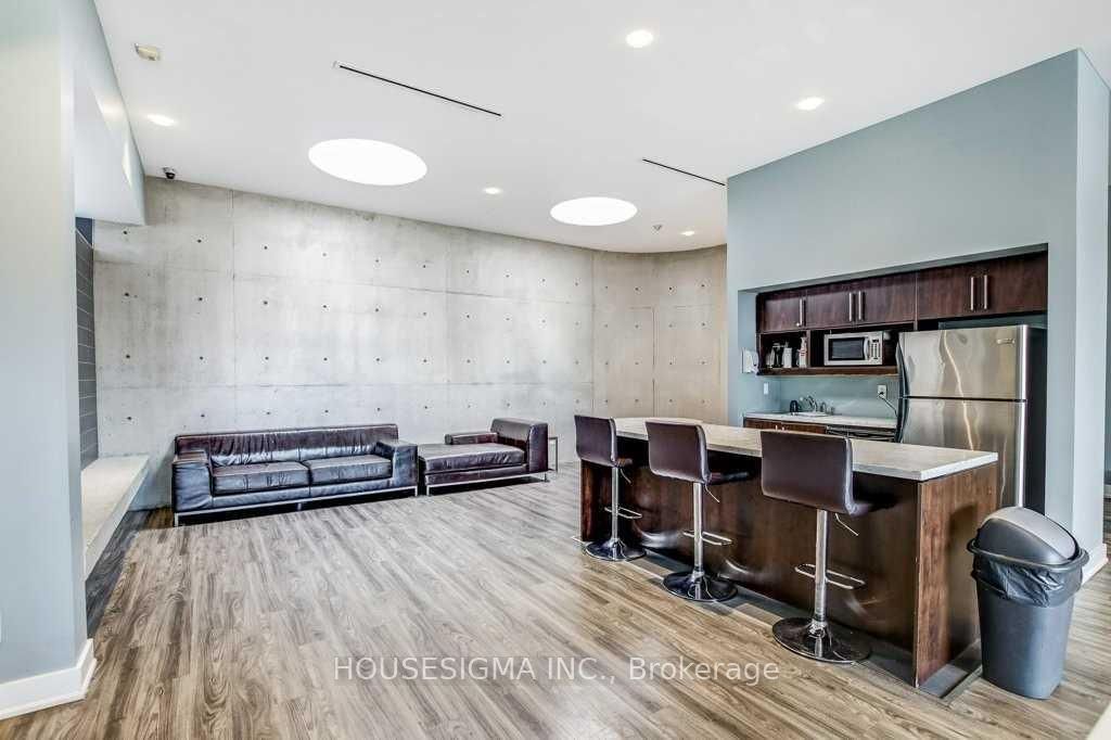 1040 The Queensway #917