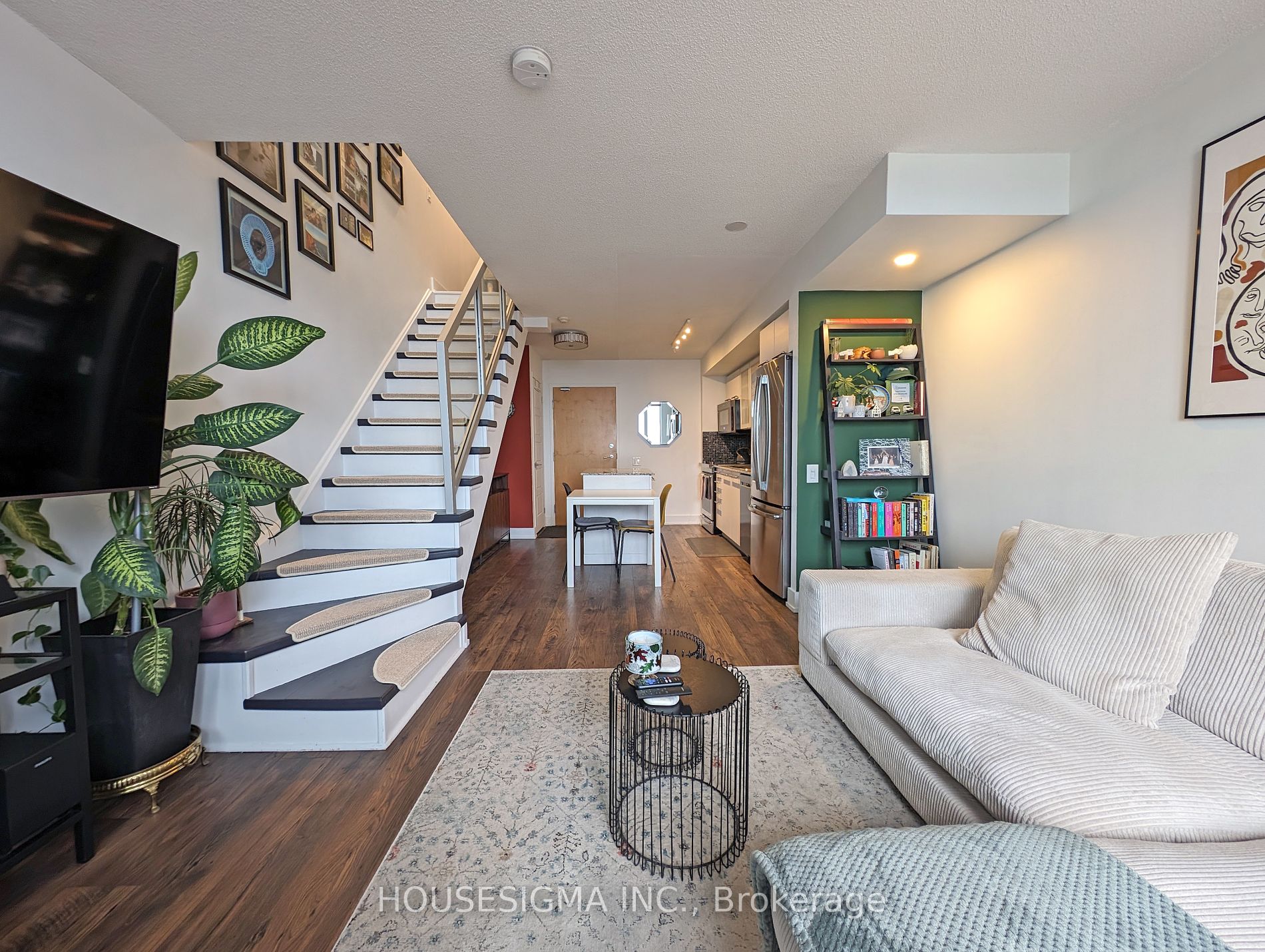 1040 The Queensway #917