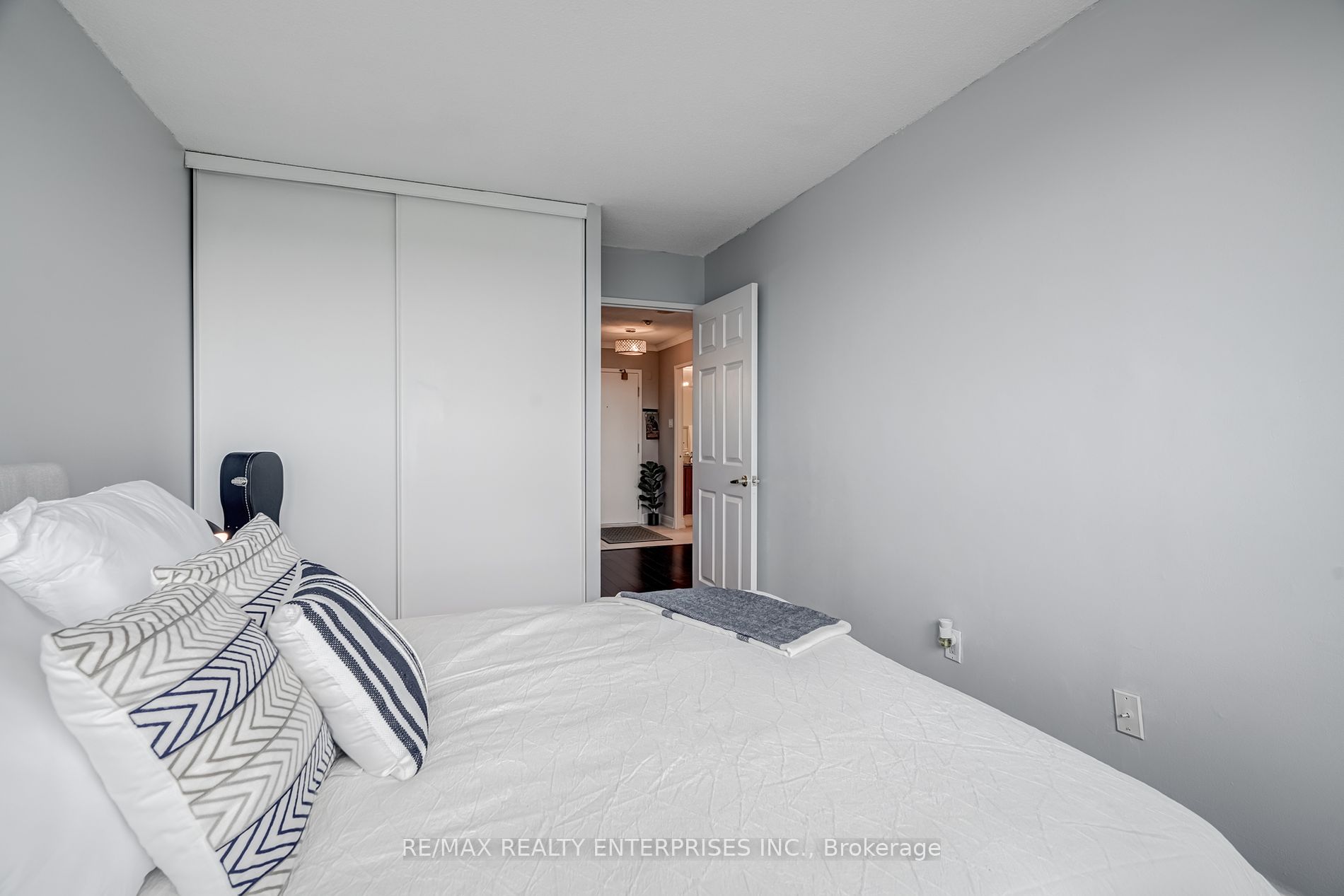 10 Laurelcrest St, #802