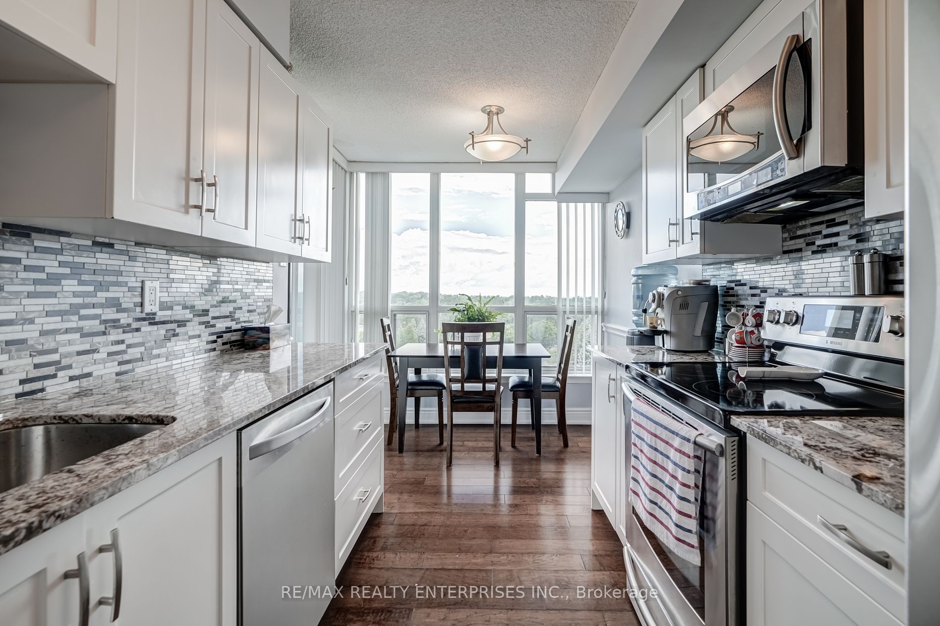 10 Laurelcrest St, #802