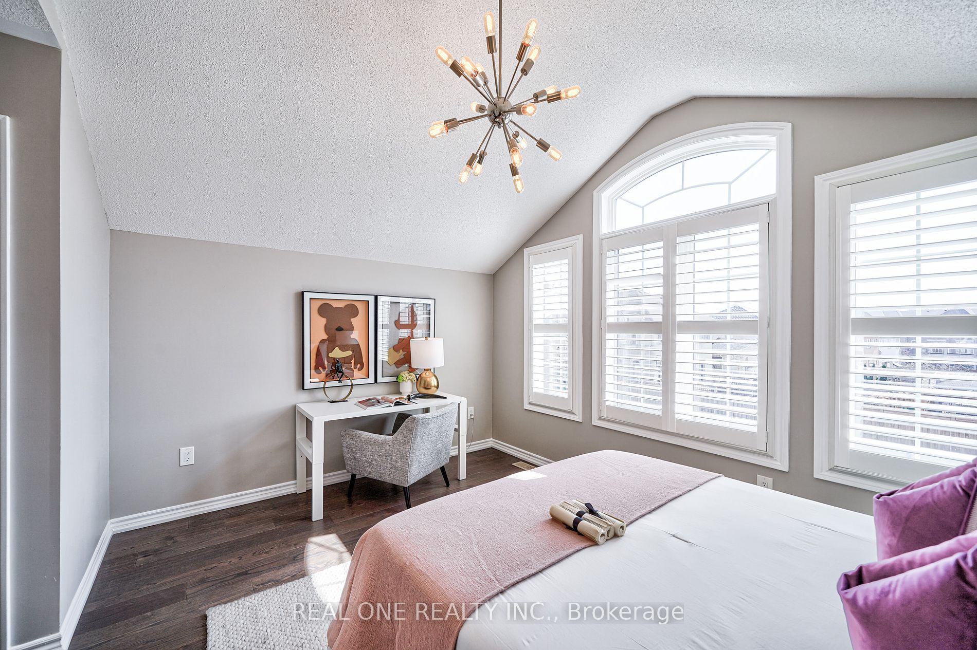 2425 Quetico Crescent