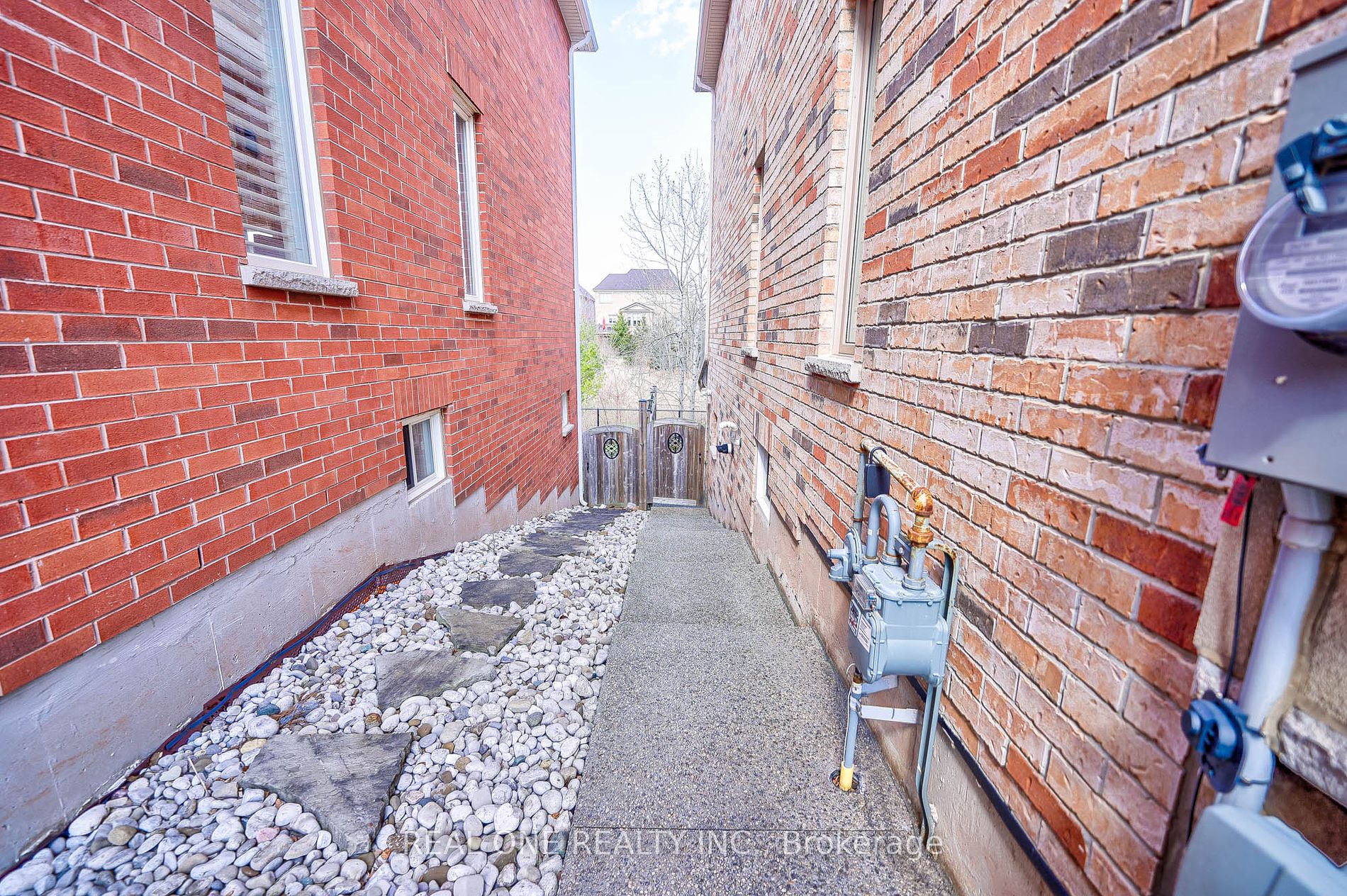 2425 Quetico Crescent
