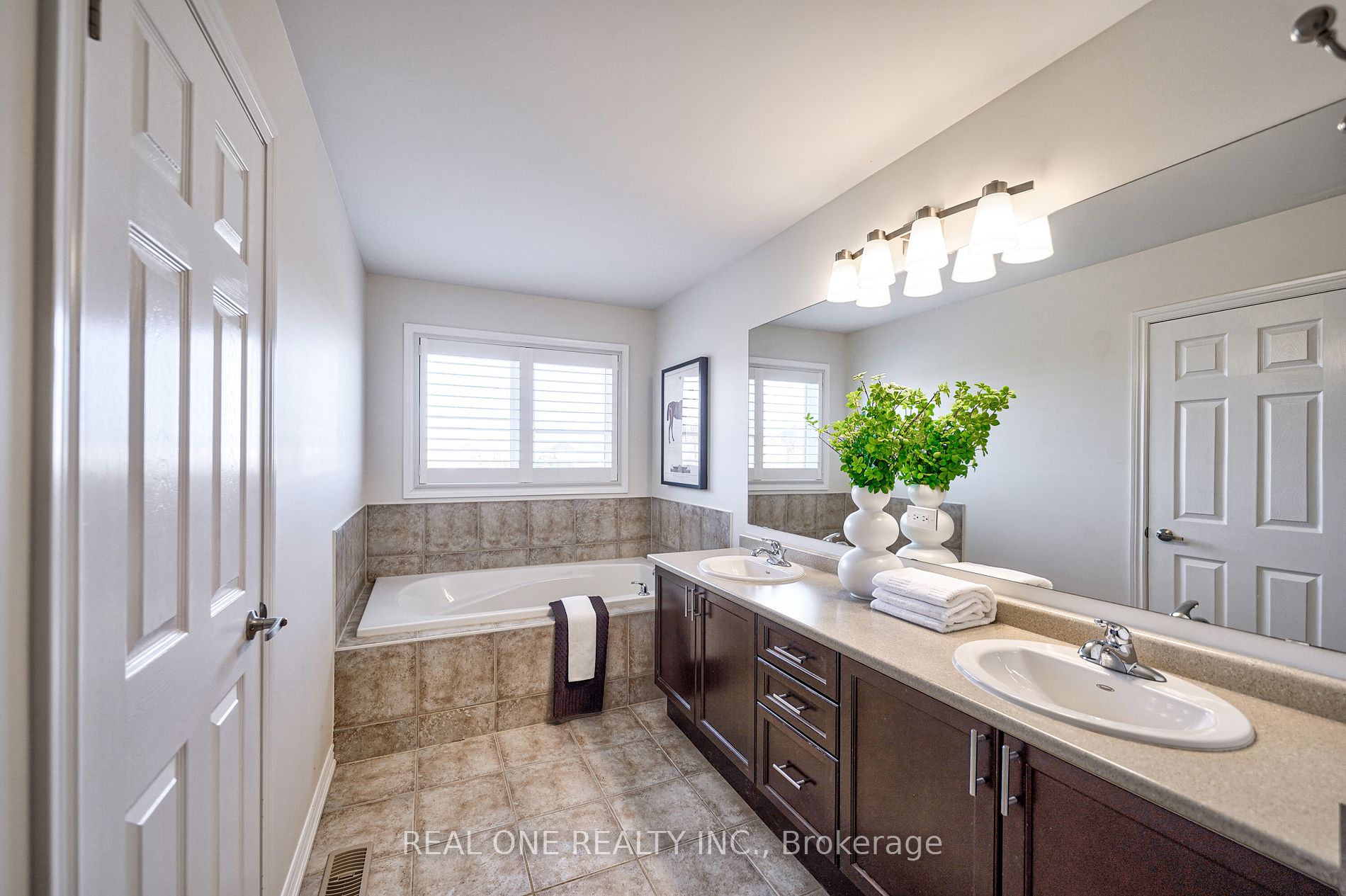 2425 Quetico Crescent
