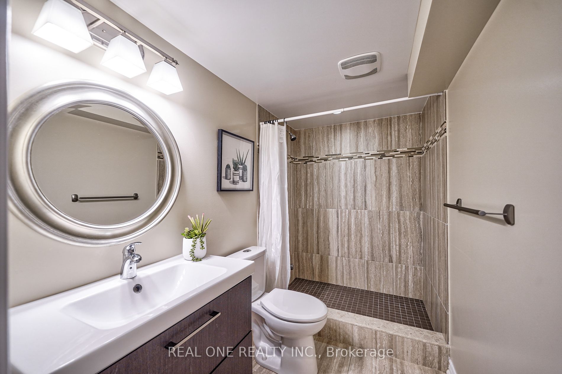 2425 Quetico Crescent