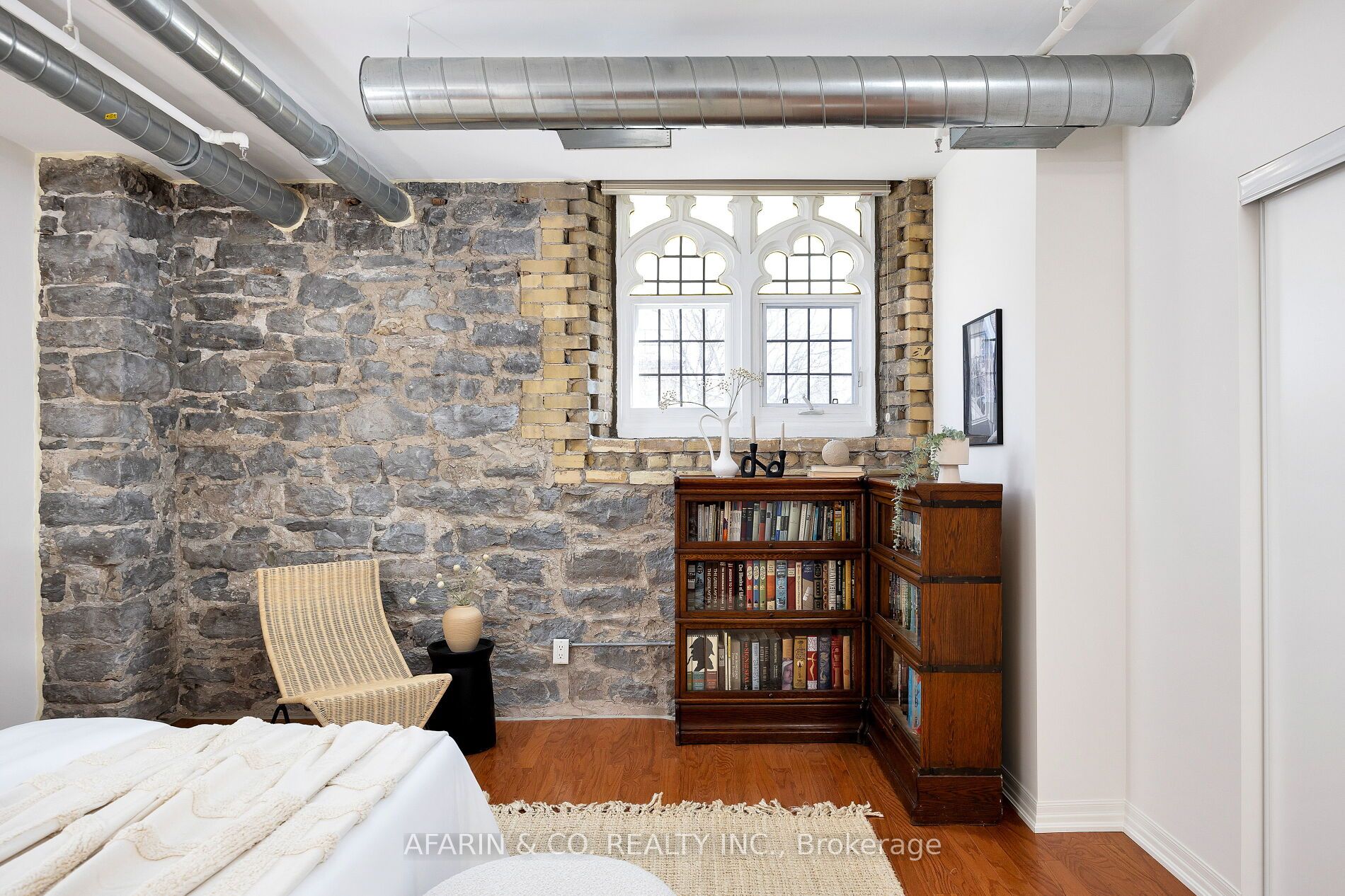 384 Sunnyside Avenue, #101