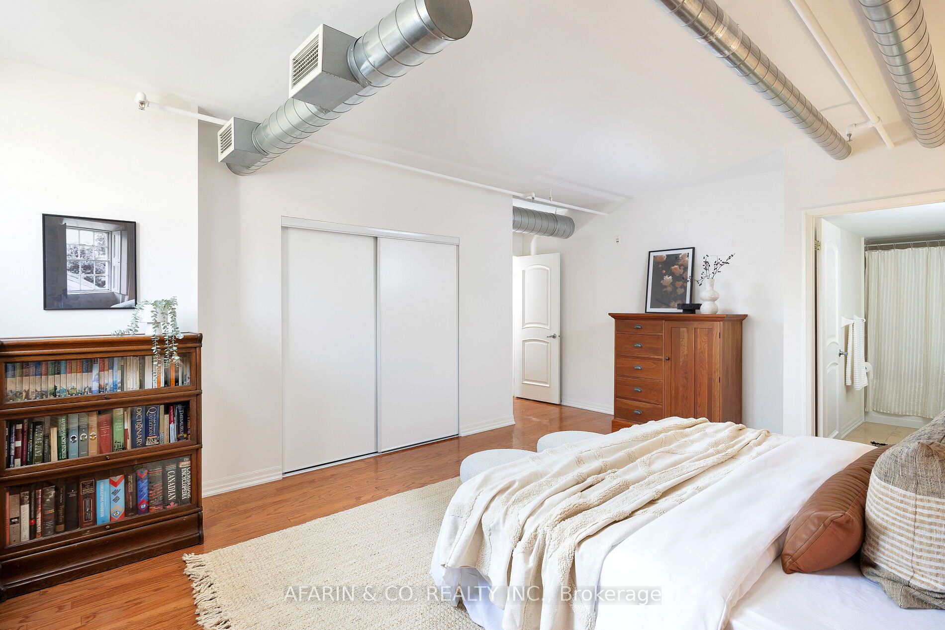 384 Sunnyside Avenue, #101