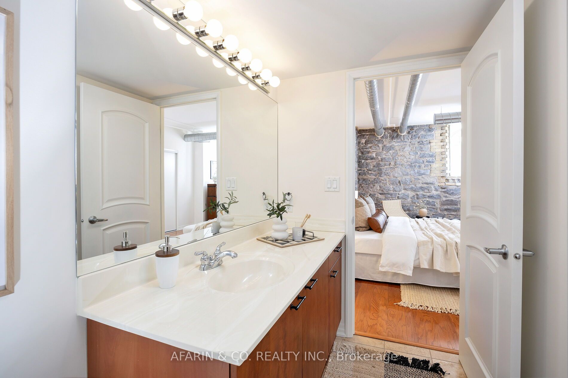 384 Sunnyside Avenue, #101