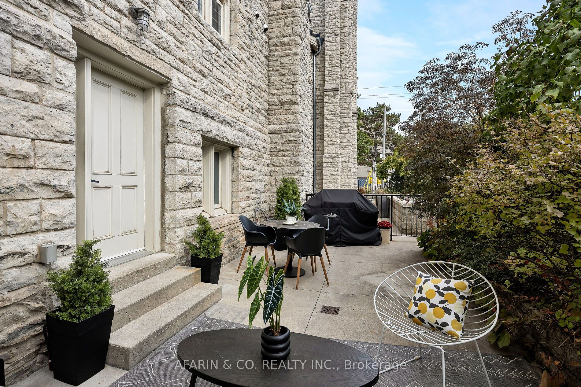 384 Sunnyside Avenue, #101