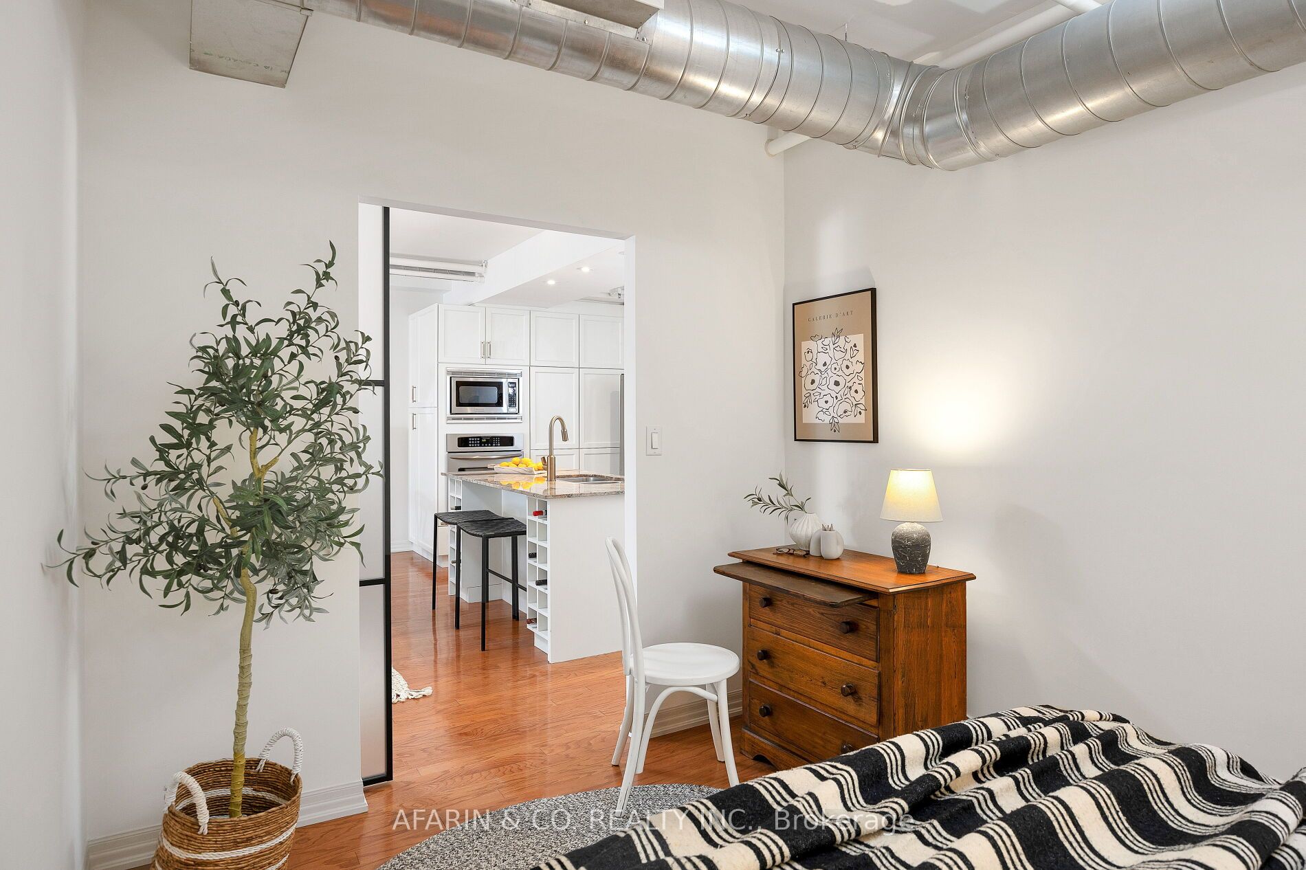 384 Sunnyside Avenue, #101