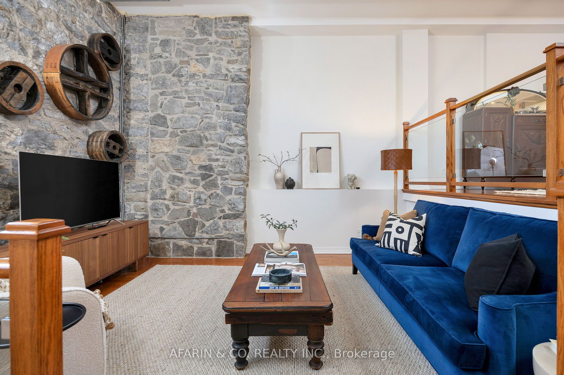 384 Sunnyside Avenue, #101