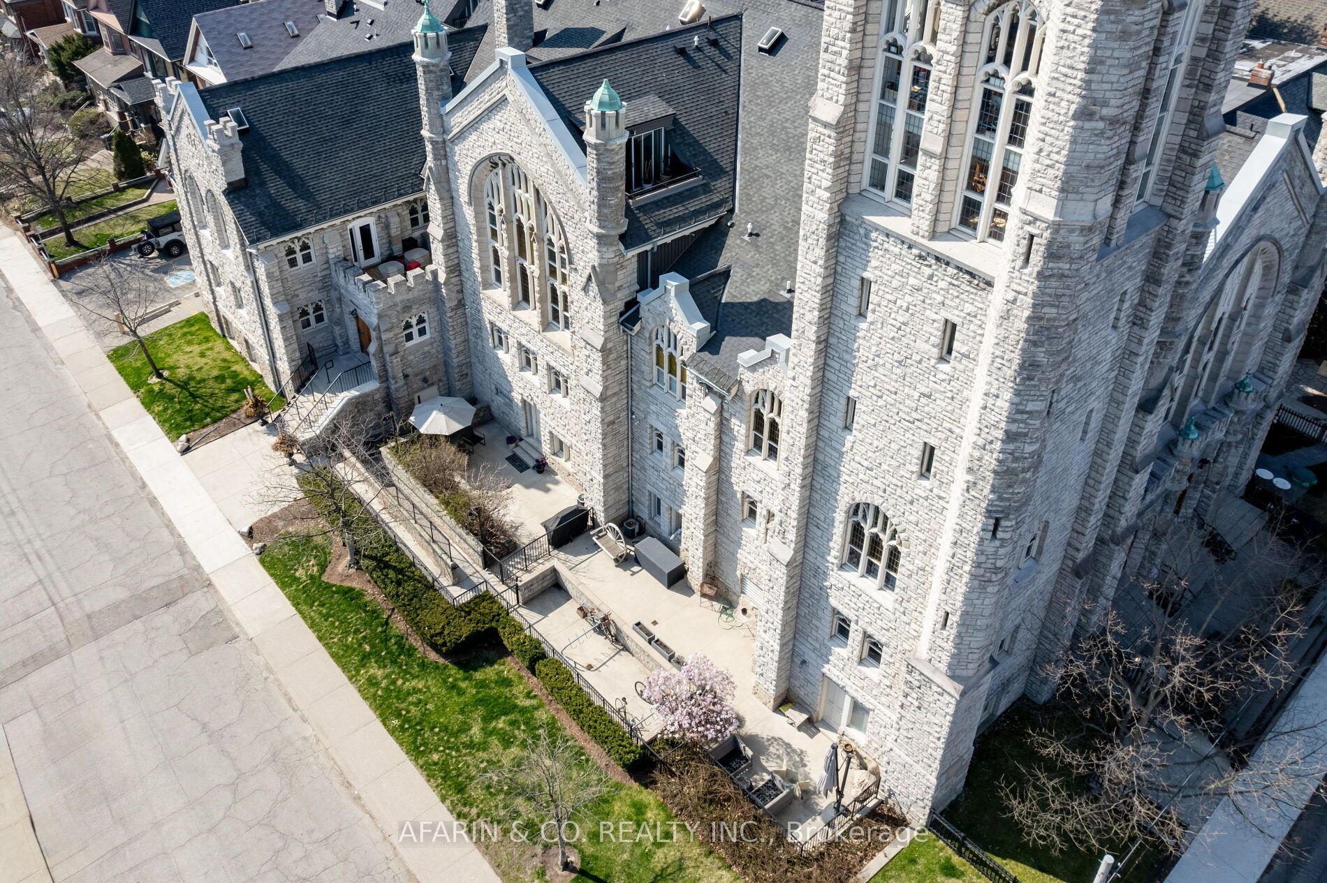 384 Sunnyside Avenue, #101