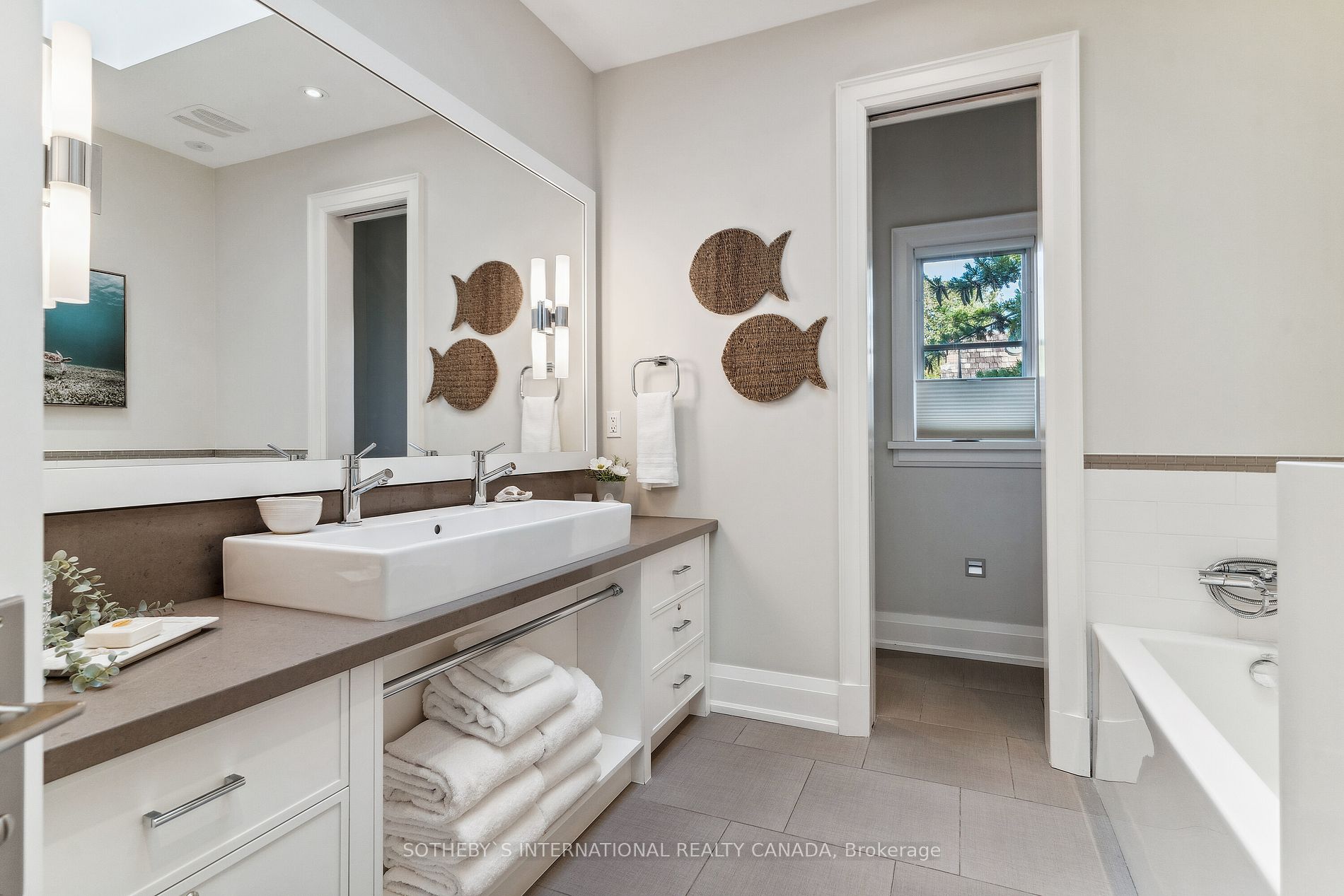 84 KINGSWAY Cres