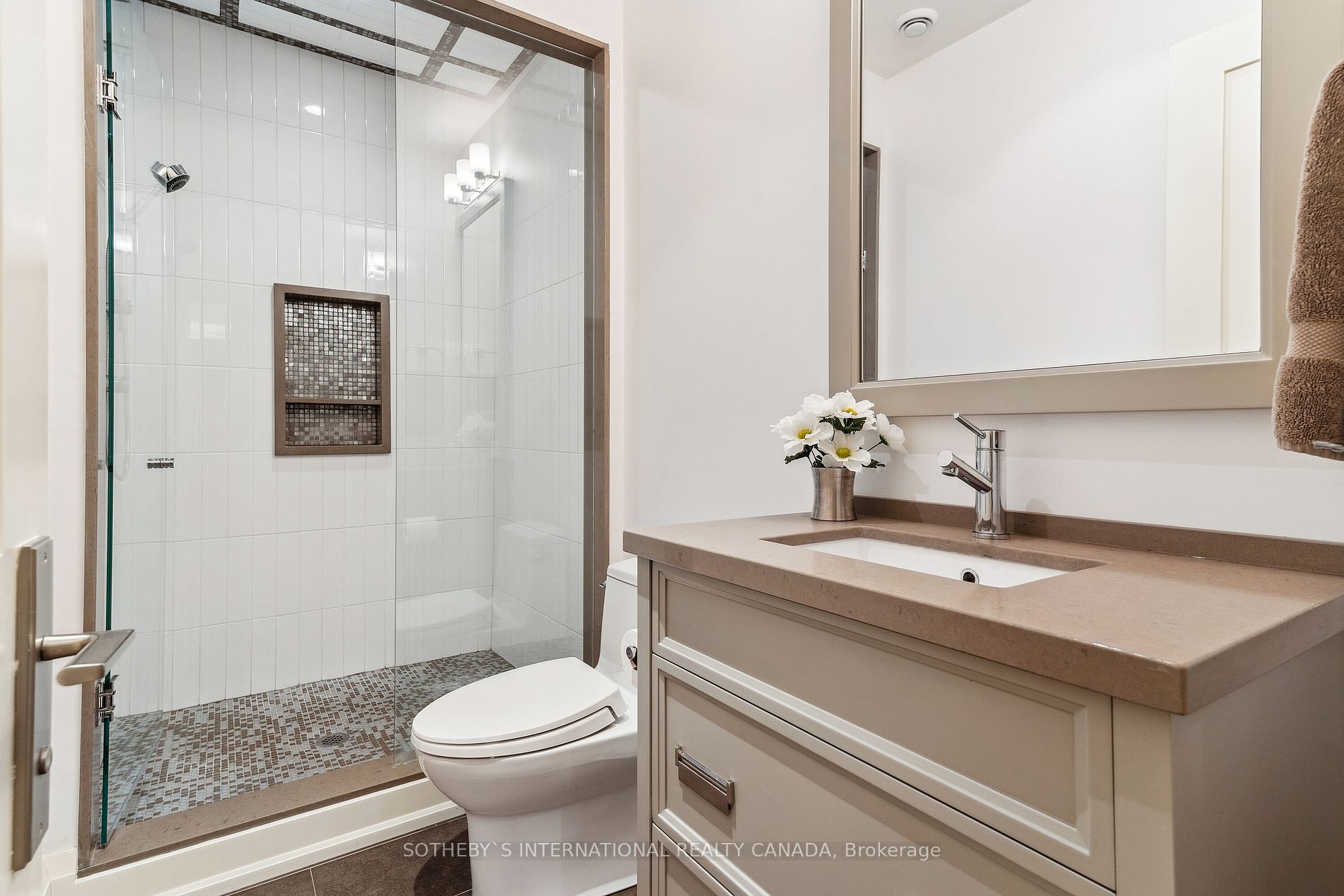 84 KINGSWAY Cres