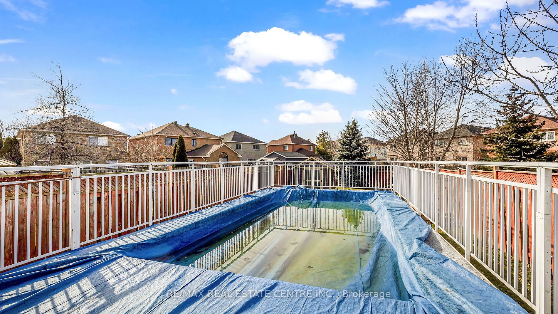 25 Mowat Cres