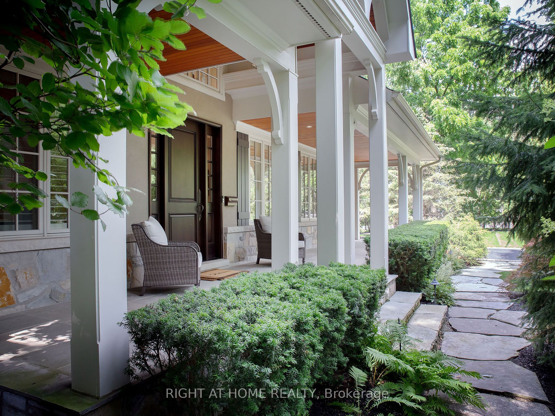 398 Lakeshore Rd W
